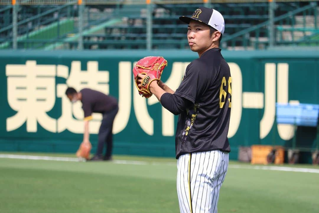 阪神タイガースさんのインスタグラム写真 - (阪神タイガースInstagram)「6月1日西武戦、本日の試合前練習の様子です！ #石井大智 選手 #ラウルアルカンタラ 選手 #岩崎優 選手 #アーロンウィルカーソン 選手 #中野拓夢 選手 #山本泰寛 選手 #大山悠輔 選手 #片山雄哉 選手 #阪神タイガース  #イチにカケル！」6月1日 17時23分 - hanshintigers_official