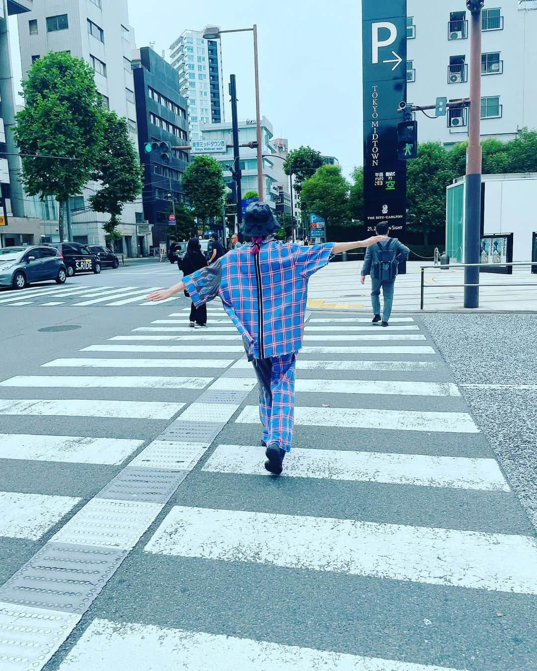 LiSAさんのインスタグラム写真 - (LiSAInstagram)「ドラマの主人公に姿重ねながら〜 アスファルトの鍵盤を鳴らし歩こう〜🎹💃 😙♩〜♬〜♩〜  今日もお疲れ様っ☻ #シフクノトキ https://lisa.lnk.to/Shifukunotoki」6月1日 17時46分 - xlisa_olivex