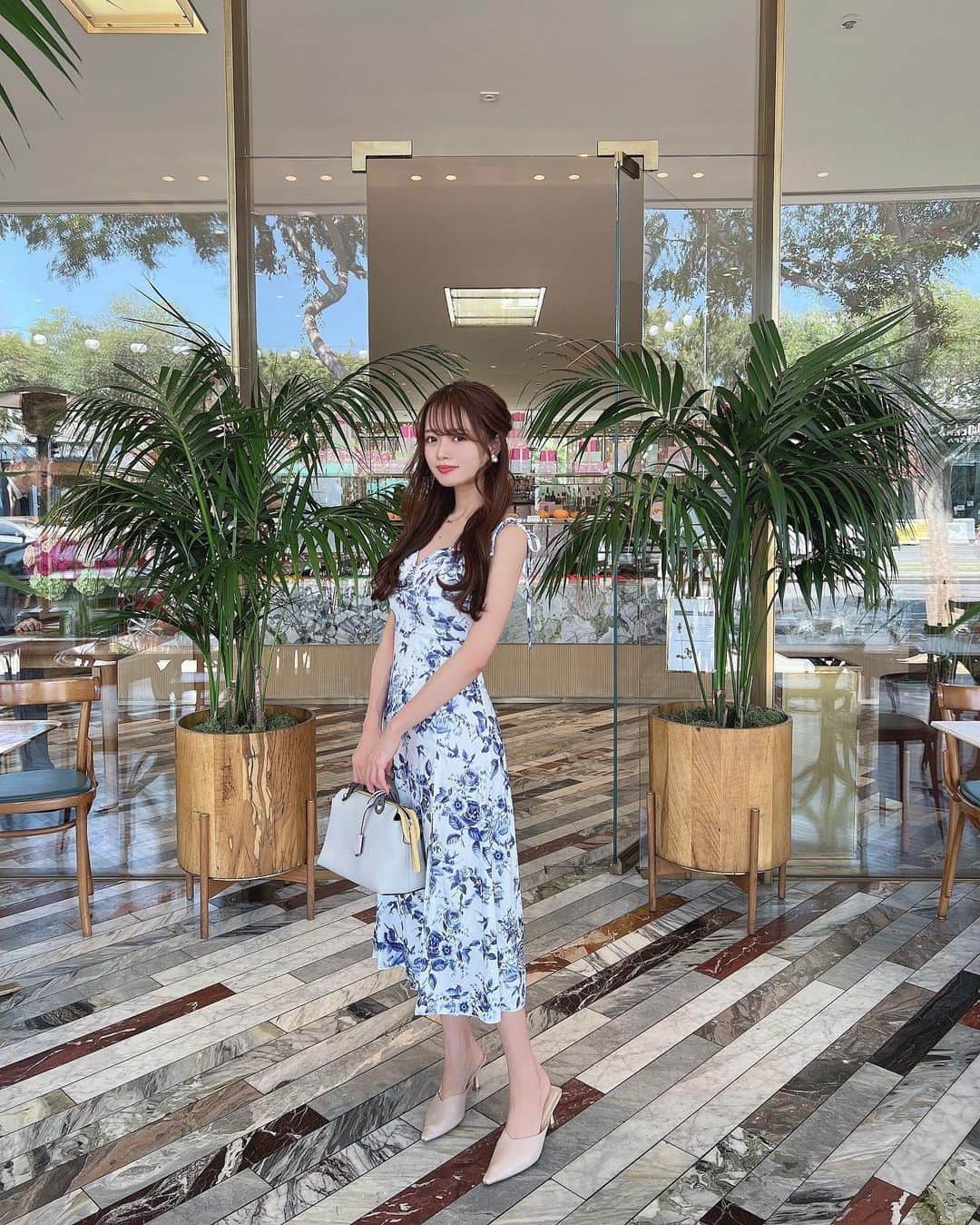 Isakoさんのインスタグラム写真 - (IsakoInstagram)「𝐵𝑜𝓉𝓉𝑒𝑔𝒶 𝐿𝑜𝓊𝒾𝑒 🦋 　 @bottegalouie 💐 ロサンゼルスWeHoにあるお気に入りカフェ☕️ 以前、ダウンタウンの店舗を載せたのだけどWeHoの店舗もとっても可愛くて大好きな場所🫶🏻 　  ストーリーに載せたら沢山質問が来ていたこのドレスは @sheinofficial のもの👗 　  品番7297627 Coupon Code：SSV5004 (extra 15%~20% off, valid until 7/5) 　 クーポンもあるので是非使って下さいね🦋💞 　 　 　 #プチプラコーデ#プチプラファッション#夏コーデ#夏服コーデ#パティスリー#ベーカリー#パン屋さん#シーン#shein#bottegalouie# bakery#pâtisserie#losangelescalifornia#westhollywood」6月1日 18時04分 - ichaaako