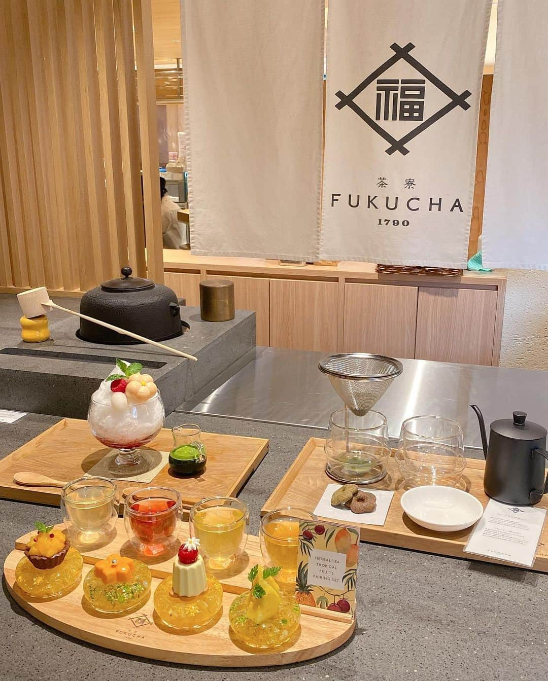 浜田翔子さんのインスタグラム写真 - (浜田翔子Instagram)「京都駅のところにある @fukucha.fukujuen  で夏のお茶スイーツ🍵を楽しんできました✨ 本日から夏メニューの 🥭トロピカルペアリングセット 🍧ティラミスかき氷＋玄米茶 　　　　　をいただきました✨  スイーツ楽しめて、お茶を味わえて🍵 ホッと癒されました✨ 京都駅で少し時間ある時 立ち寄ってみてほしいおすすめなお店😌  PR @fukucha.fukujuen #京都グルメ #京都スイーツ #お茶スイーツ #茶寮FUKUCHA #京都カフェ」6月1日 18時07分 - shoko_hamada