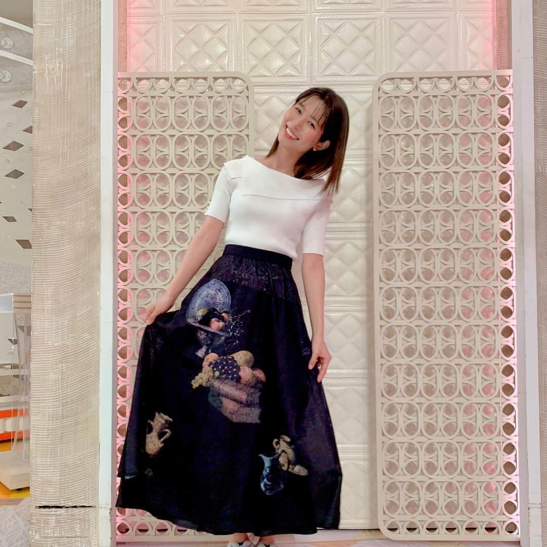 海老原優香さんのインスタグラム写真 - (海老原優香Instagram)「🍇が描かれてるスカート！ 襟の形もかわいかったです😋  #衣装 #モノクロコーデ」6月1日 18時10分 - ebioffi