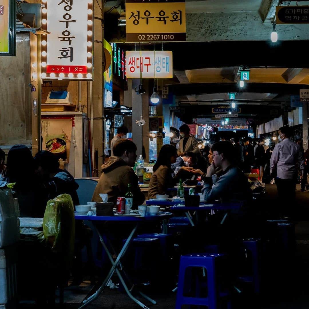 VICE Japanさんのインスタグラム写真 - (VICE JapanInstagram)「韓国で24時間はしご酒が2年ぶりに復活 — 酔っぱらいであふれるソウルの夜を収めた12枚の写真をご紹介。  多くの韓国人にとって、夜こそが生活の中心だ。首都ソウルでは、多くのバー、クラブ、レストランが深夜も店を開き、24時間営業ではないにしても、日が昇るまで客を迎え入れてくれる。ひとびとは韓国の焼酎であるソジュやビールをがぶ飲みし、日中のストレスを発散するのだ。  きらびやかなバーやナイトクラブがひしめく梨泰院、ニュートロ（newtro; 現代風レトロ）スタイルの店で地元の若者たちに人気の乙支路、そして大学生たちが集う聖水洞など、特ににぎやかな夜遊びの中心地でよく見る光景だ。  当然ながら、パンデミックによりその光景は見られなくなった。韓国政府は飲食店に対し、ソーシャルディスタンスの徹底、21〜24時の該当時間以降の営業制限（時間は新型コロナの1日あたりの感染者数に応じて定められる）の遵守を求めたのだ。  しかしようやくパンデミックへの措置が緩和され、韓国にナイトライフが戻ってきた。」6月1日 19時15分 - vicejapan