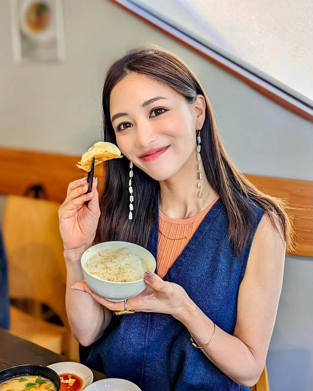 石井里奈さんのインスタグラム写真 - (石井里奈Instagram)「こんばんは💕 今夜は里奈ログ🥟 @sauna.sanctuary のあとのサウナ飯🍚💜野方にあるので野方ホープと迷ったんだけど、野方餃子を食べに🥟😋 . 大人気なので並んだけど、並ぶ価値あり！どの餃子もとってもおいしかった🥟💕 焼き餃子と紫蘇餃子はもちろんなんだけど、チーズ餃子と麻辣餃子も絶対頼んだ方が良い❣️ それぞれ個性があって、家の近くにあったらいきたい😆✨ . サウナの後のご飯とお酒はまた格別♥️楽しい休日でした💛 . #りなまるグルメ #グルメ #グルメ女子 #餃子 #野方餃子 #野方グルメ #中野グルメ #中野 #gyoza #gyozalover #麻辣 #ぎょうざ #サウナ飯 #サ飯 #グルメスタグラム #行列店 #東京グルメ #餃子パーティー #餃子アレンジ #アレンジレシピ #サウナイキタイ #サウナ部 #休日ランチ #b級グルメ #餃子部 #中華 #中華料理 #chinesefood #中国 #焼餃子」6月1日 20時14分 - ri7tin1025