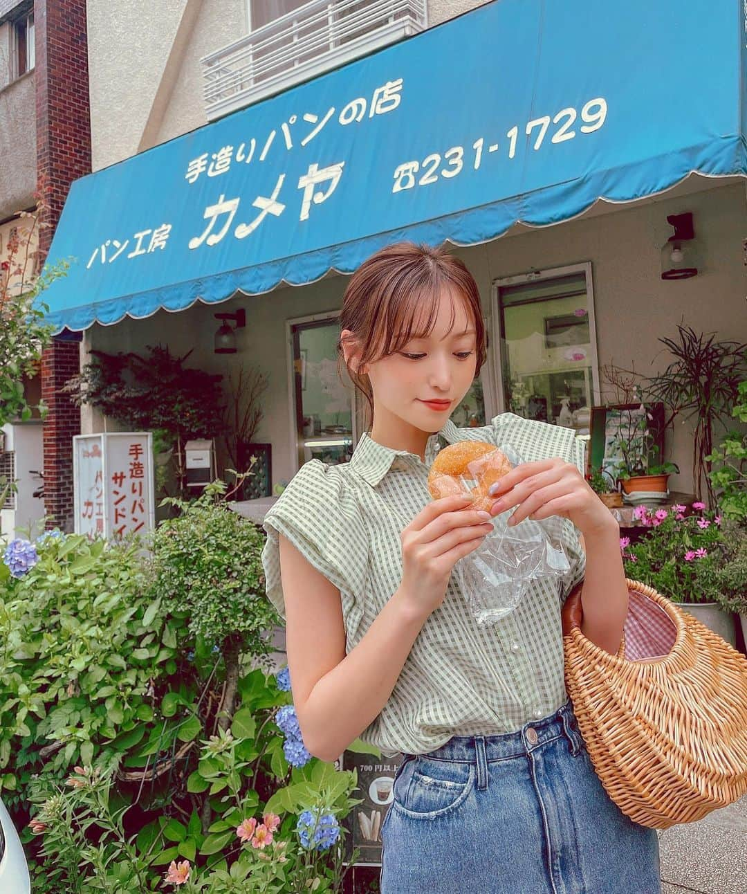 引地裕美さんのインスタグラム写真 - (引地裕美Instagram)「レトロなパン屋さん🍞💭  ジャリジャリドーナツを求めに行ったら お洋服にピッタリのレトロさで思わず📸🫶🏻笑  中々渋いお店だけど、 お客さんの出入りの多い下町パン屋さん😌🧶  ネイルとドーナツの粒々が可愛かった🍩💕  #みんちゃんカフェ巡り ☕️ #ゆうみ服 🧺 #引地裕美 #モデル #rq #レースクイーン #UMine #jpn #일본 #오오티디  #얼스타그램 #照片 #粉我  #패션스타그램 #데일리코디 #패션 #时装 #셀카」6月1日 20時15分 - yuumihikichi