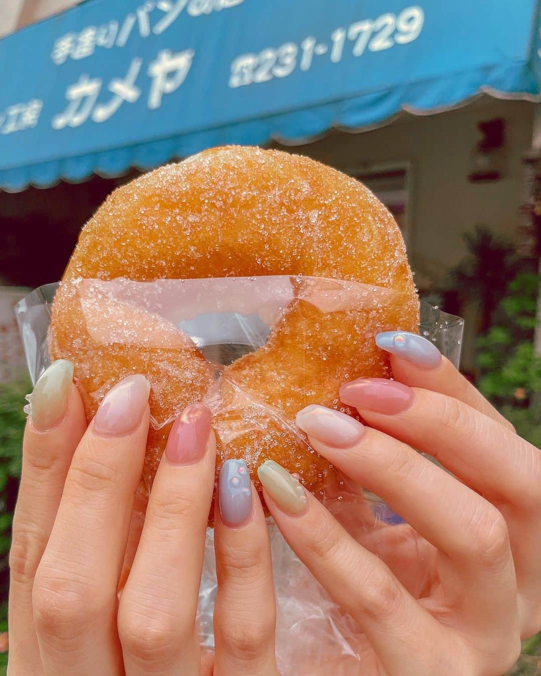 引地裕美さんのインスタグラム写真 - (引地裕美Instagram)「レトロなパン屋さん🍞💭  ジャリジャリドーナツを求めに行ったら お洋服にピッタリのレトロさで思わず📸🫶🏻笑  中々渋いお店だけど、 お客さんの出入りの多い下町パン屋さん😌🧶  ネイルとドーナツの粒々が可愛かった🍩💕  #みんちゃんカフェ巡り ☕️ #ゆうみ服 🧺 #引地裕美 #モデル #rq #レースクイーン #UMine #jpn #일본 #오오티디  #얼스타그램 #照片 #粉我  #패션스타그램 #데일리코디 #패션 #时装 #셀카」6月1日 20時15分 - yuumihikichi