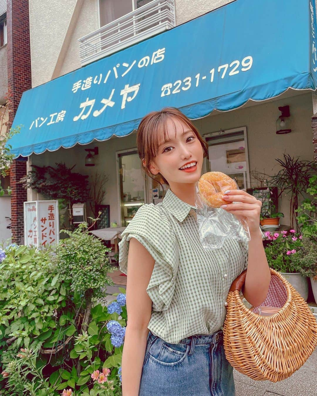 引地裕美さんのインスタグラム写真 - (引地裕美Instagram)「レトロなパン屋さん🍞💭  ジャリジャリドーナツを求めに行ったら お洋服にピッタリのレトロさで思わず📸🫶🏻笑  中々渋いお店だけど、 お客さんの出入りの多い下町パン屋さん😌🧶  ネイルとドーナツの粒々が可愛かった🍩💕  #みんちゃんカフェ巡り ☕️ #ゆうみ服 🧺 #引地裕美 #モデル #rq #レースクイーン #UMine #jpn #일본 #오오티디  #얼스타그램 #照片 #粉我  #패션스타그램 #데일리코디 #패션 #时装 #셀카」6月1日 20時15分 - yuumihikichi