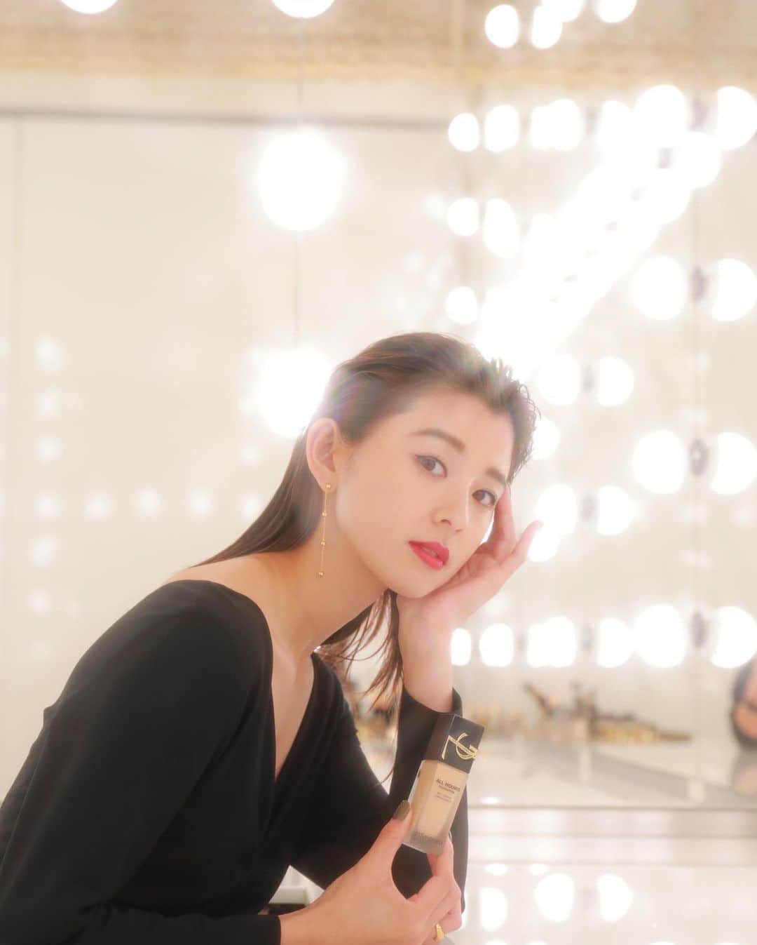 朝比奈彩さんのインスタグラム写真 - (朝比奈彩Instagram)「. . YSLBeauty "YSL BEAUTY ZONE" 新ファンデーション 「オールアワーズ リキッド」発売記念💓 . ブランドの“今”を体現するグローバルイベントが 世界初のオンライン開催！！ 「YSL BEAUTY ZONE」バーチャルイベントが 本日6月1日からスタートします💄  . 「オールアワーズ リキッド」は しっかりとカバーしてくれて、 スキンケア77％でつけ心地が軽い💓 そして24時間崩れないからマスク生活でも、 とても強い味方です💋 . #YSLBEAUTYZONE  #PUSHTHEBOUNDARIES #オールアワーズリキッド @yslbeauty」6月1日 20時24分 - asahina_aya