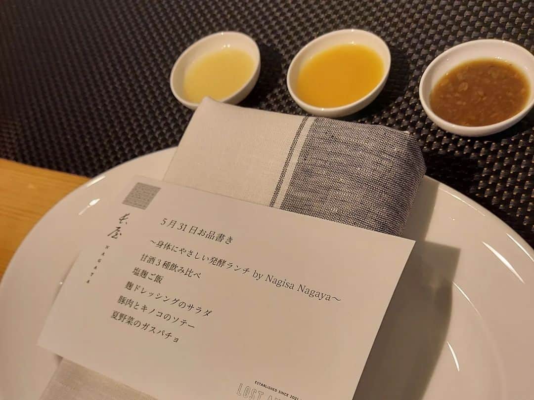 佐藤純さんのインスタグラム写真 - (佐藤純Instagram)「LOST AND FOUND TOKYO STORE で麹クリエイターの長屋なぎささんによる発酵ランチワークショップにみんなで参加してきました😊  @lost.and.found_store  @nagisanagaya   麹から作られる甘酒/麹調味料ブランド『長屋』を使用した身体にやさしくて、美味しいお料理。  @nagaya_koji  真っ白な器も素敵✨  @remastered_nikko  早速、家でも醤油麹とオリーブオイル、バルサミコ酢で豚肉をつけて30分。  野菜と一緒に焼いてみました。  お肉も柔らかくなって、美味しい😍  この醤油麹！めちゃめちゃいい。  シンプルに冷奴にのせても美味しい！  今度は、お魚でやってみよう。  みんなでワイワイ楽しかった。  喋りたりずに、お茶も☕😊  #lostandfound #長屋なぎさ さん #麹 #甘酒 #長屋 #nikko #醤油麹 #ママ #ママモデル #モデル #mama #mamamodel #model」6月1日 22時18分 - junsatoidea