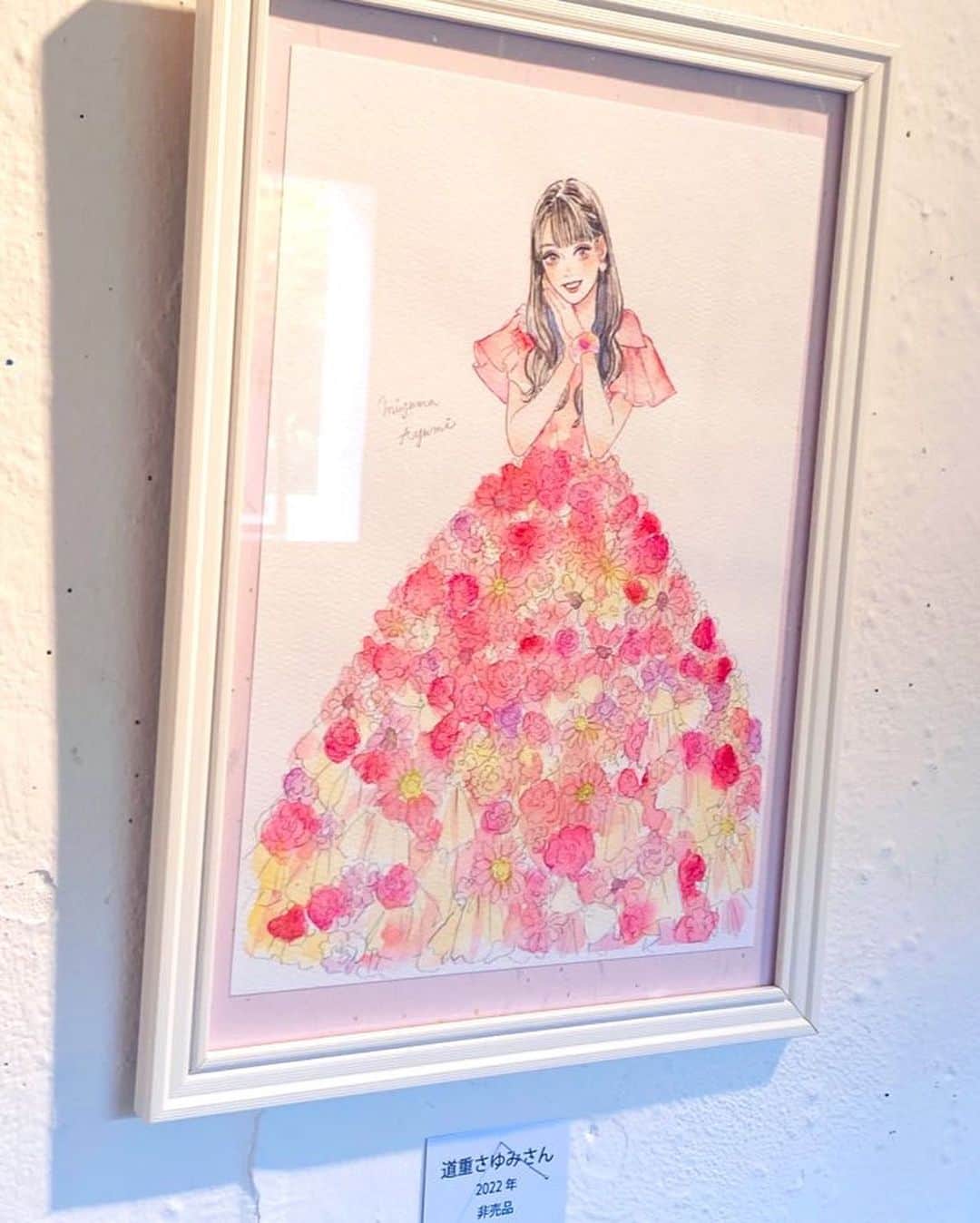 miya(ミヤマアユミ)さんのインスタグラム写真 - (miya(ミヤマアユミ)Instagram)「道重さゆみさん(@sayumimichishige0713 )のモーニング娘。卒業コンサートの衣装を描かせて頂きました💐 こちらはファンアートですが、#花とDoll展 のテーマにぴったりで、特別に許可を頂いて原画を展示させてもらっています。6/5(日)まで  SAYUMINGLANDOLL〜未来〜公演にも先日伺いました！ 道重さゆみさんの圧倒的な可愛さと、歌も曲もダンスも本当に素敵で、楽しくて、最高でした…！元気をもらいました。 アメリカの音楽史に合わせた衣装チェンジも贅沢で(全部描きたい…！となりました)新しい衣装嬉しいのと、もっと見ていたかったの連続でした💞  最後の絵はサユミンランドール衣装覚え描きメモです。✍️  グッズという形で関わらせて頂けて本当に幸せでした。大好きが止まりません💓  #道重さゆみさん #SAYUMINGLANDOLL〜未来〜」6月1日 22時22分 - miya78pic