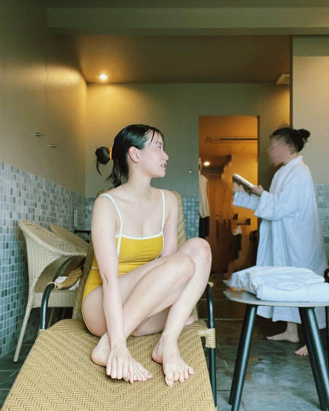 永尾まりやさんのインスタグラム写真 - (永尾まりやInstagram)「りおんとあやなと千葉県にある完全予約制のプライベートサウナ　@umi_saunacafe  に行ってきたよ😌♨️  ひとつひとつお部屋になってて（5室） 窓からは元名海岸の景色  水風呂が天然水で気持ち良すぎたのと サウナもアロマロウリュかけ放題で暑さも自分で調節できるのと アメニティも充実していてよかったです🙆‍♀️  夏にはエストニア製バレルサウナのある7棟のビーチサウナもopen予定みたい。  そして終わってからはそのままカフェでハンバーガー食べました🍔♡  最高だったぁまた行きたい☺️」6月1日 22時45分 - mariyagi_san