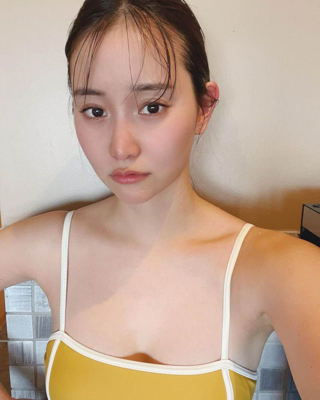 永尾まりやさんのインスタグラム写真 - (永尾まりやInstagram)「りおんとあやなと千葉県にある完全予約制のプライベートサウナ　@umi_saunacafe  に行ってきたよ😌♨️  ひとつひとつお部屋になってて（5室） 窓からは元名海岸の景色  水風呂が天然水で気持ち良すぎたのと サウナもアロマロウリュかけ放題で暑さも自分で調節できるのと アメニティも充実していてよかったです🙆‍♀️  夏にはエストニア製バレルサウナのある7棟のビーチサウナもopen予定みたい。  そして終わってからはそのままカフェでハンバーガー食べました🍔♡  最高だったぁまた行きたい☺️」6月1日 22時45分 - mariyagi_san