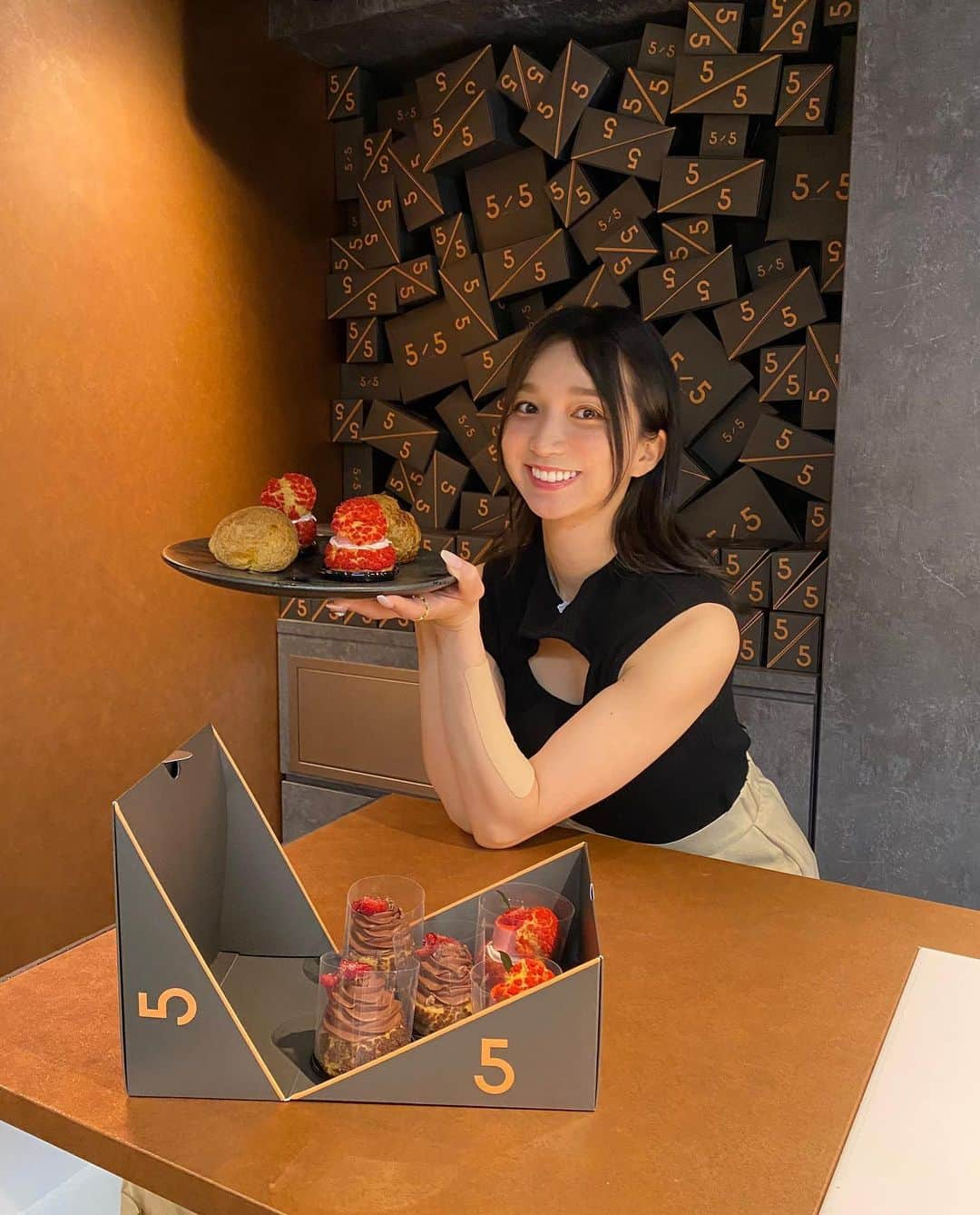 芹那さんのインスタグラム写真 - (芹那Instagram)「🧁💕 美味しいシュークリーム🥳🥳🥳 お店にあった全種類 食べた🤤🤤🤤 お誕生日の５月は甘いものたくさん食べてもいいルール🤩  #渋谷スイーツ #大阪スイーツ #差し入れ #お土産スイーツ #シュークリーム専門店 #ラムレーズン #お誕生日ケーキ #オシャレカフェ #インスタ映えスイーツ #宮下パーク#スイーツ好きな人と繋がりたい #カフェ好きな人と繋がりたい #カフェ巡り #ダイエットは明日から #ノースリーブ   tops @laymee_official」6月1日 23時00分 - serinaofficial