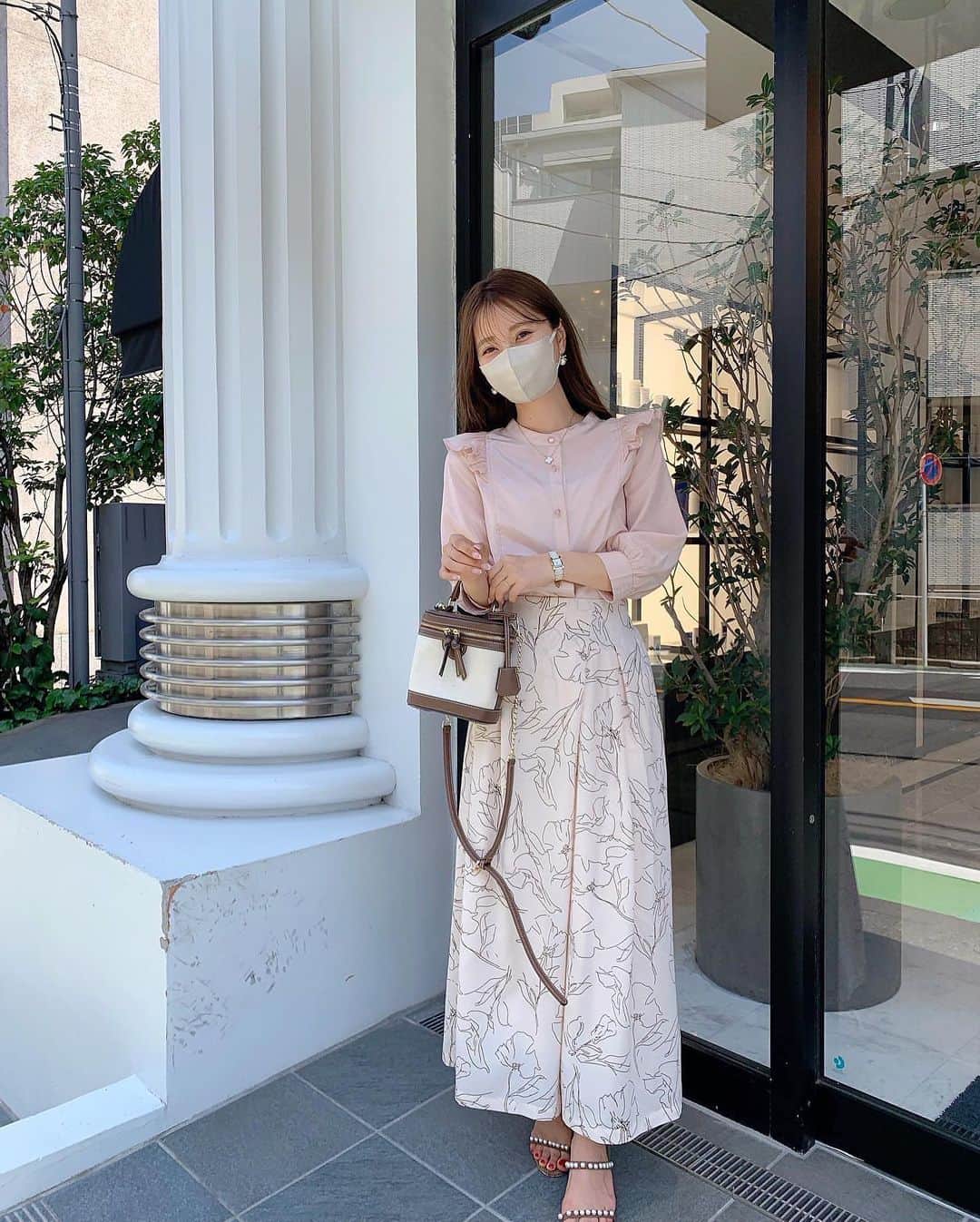 中田絵里奈さんのインスタグラム写真 - (中田絵里奈Instagram)「. シミケアへ🪞 . シミが元々出来やすい体質なので定期的にレーザーを当ててますが、さやか先生( @dr.sayakanagao )はどんな小さなシミも逃さず丁寧に当ててくれるので効果をとても感じられて、毎回驚きます！🥺👏🏻 . 先生とお話していると失いかけていた美容へのモチベーションも上がります😅ご褒美のような時間、いつもありがとうございます♡ . . #シミ取りレーザー #ピコレーザー #フラクショナルレーザー」6月1日 23時08分 - erinanakata