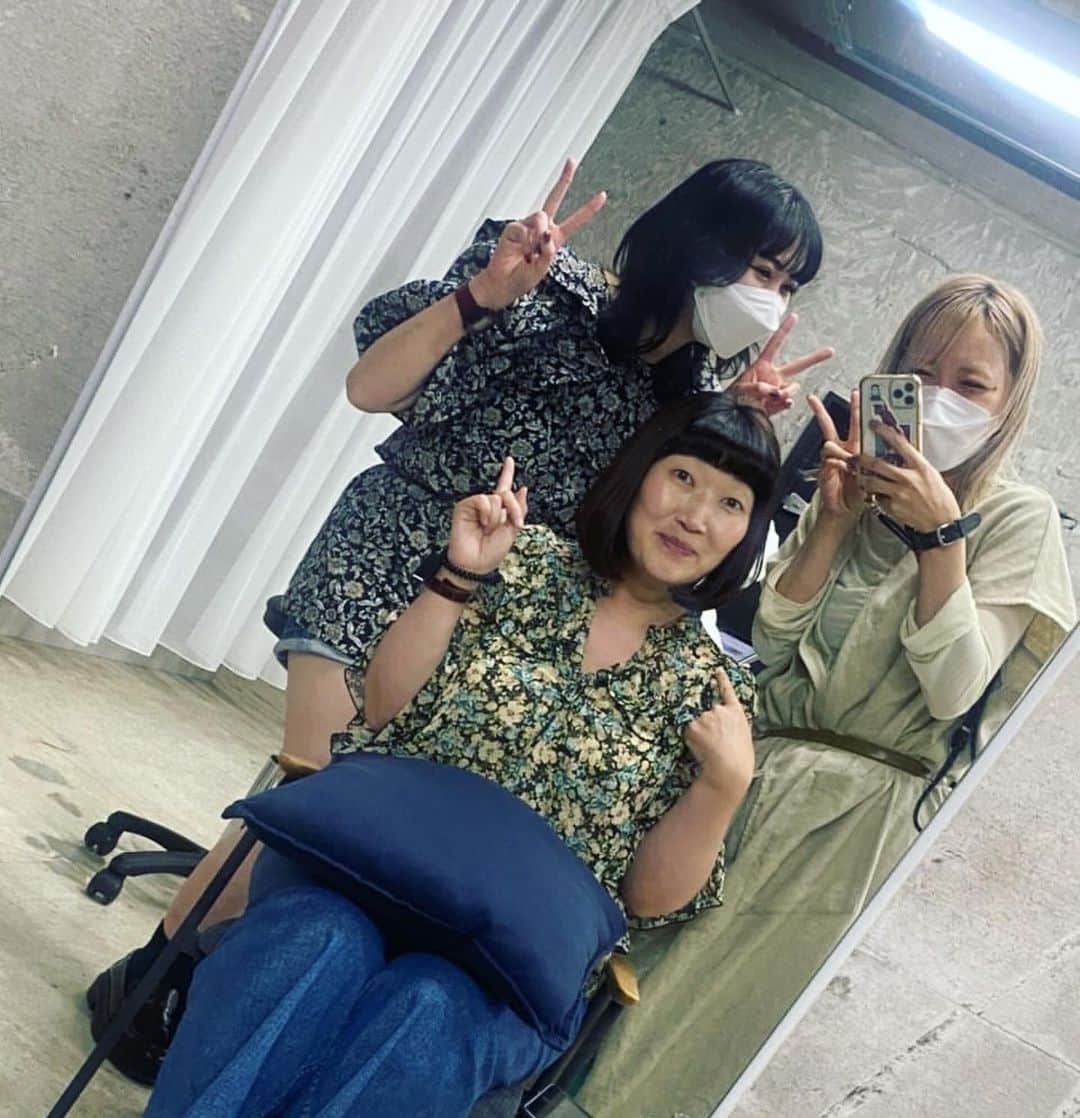 川村エミコさんのインスタグラム写真 - (川村エミコInstagram)「お洋服が揃いましたっ😊🍊🧡 わきゃわきゃしました。  #いつもありがとうございます #😊🧡 #しょぼんとしてても #元気になれる場所 #2枚目は毛染め式中😘 #いつもありがとうございますです #関係ないですが #🧡😊 #オレンジハートにハマり中 #可愛い🧡😊」6月1日 23時39分 - kawamura_emiko