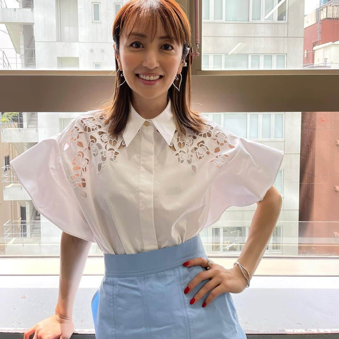 矢田亜希子さんのインスタグラム写真 - (矢田亜希子Instagram)「本日もラヴィット！ ありがとうございました‼︎ 今日は夜遅くまで収録がありまして長い一日でしたが、ラヴィットファミリーの田村アナ❣️真子ちゃんとずっと一緒だったのでそれもまた嬉しかったな😊そして、元気印の可愛いすーじーからCDいただきました！サインとメッセージ付き❤️ありがとう😊あ！そして朝一で盛ちゃん @morishimc  からはとても美味しい高級なスイーツの差し入れもいただきました！嬉しい💕そしてリリーさんのお誕生日お祝いもしたし、今日は盛り沢山な一日でした！ ラヴィットの衣装1〜3枚目は @escadaofficial @vendomeaoyama_official @plusvendome_official @vendomeboutique_official #ラヴィット#水曜日#tbs#ラヴィット300回記念#リリーさんお誕生日お祝い @mtrzlily 👏🛀」6月1日 23時41分 - akiko_yada