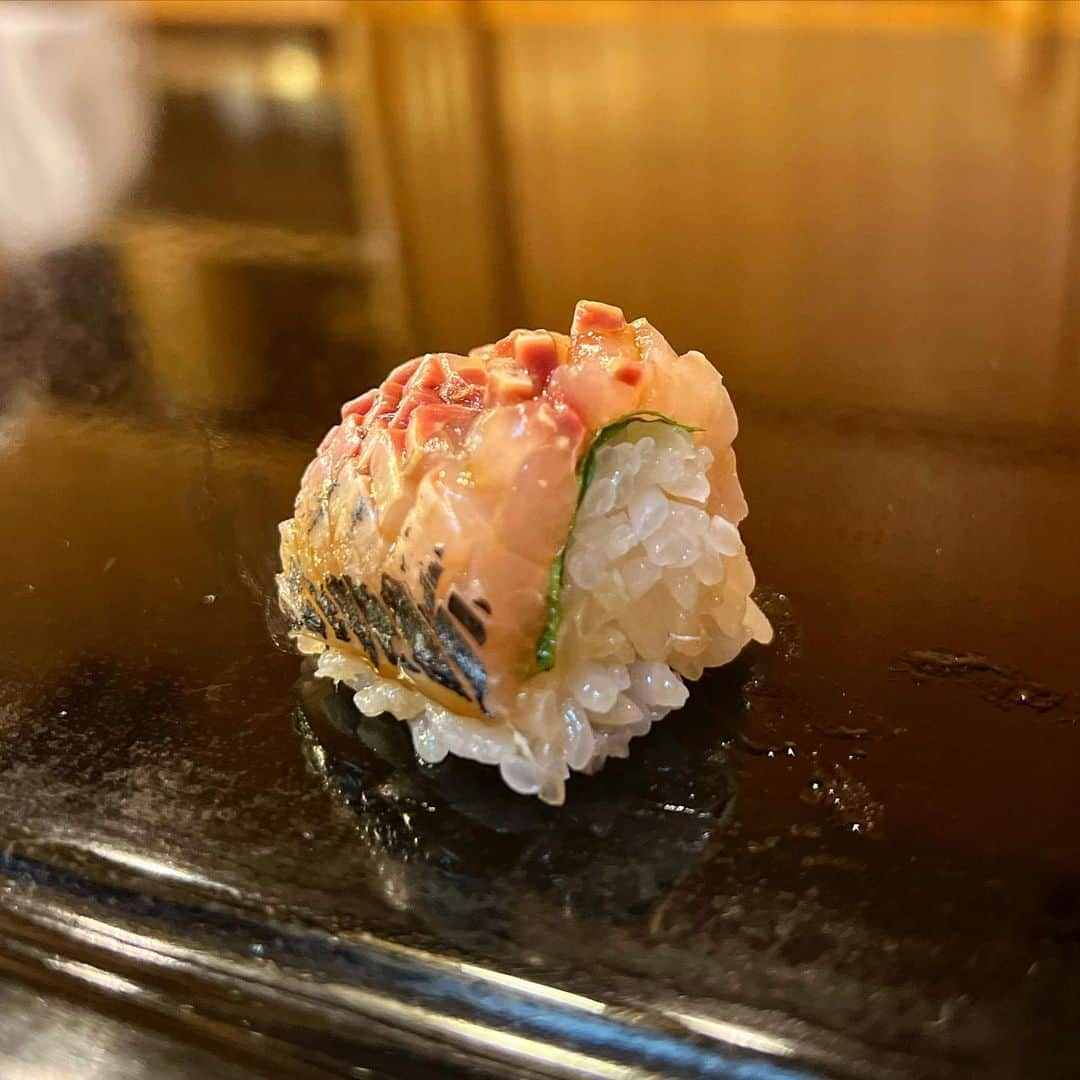 吉川ちかさんのインスタグラム写真 - (吉川ちかInstagram)「金沢にある太平寿しへ 創作鮨が食べれちゃうよ🥺💓  すごーいタイプなネタが いっぱいで大満足です🫰💕  地酒の日本酒も たくさんあったし つまみも美味しかったぁ👏  名物の一貫「のどぐろ蒸し寿司」は 地元ののどぐろを酒で 柔らかく蒸した握り👆 九谷焼の器で提供されるよ🥹💓  #金沢グルメ#金沢旅行 #金沢観光#金沢ディナー#のどぐろ#太平寿し#太平寿しさん」6月1日 23時51分 - yoshikawachika_1116