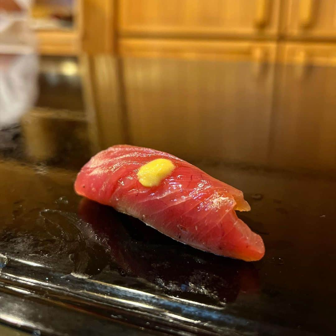 吉川ちかさんのインスタグラム写真 - (吉川ちかInstagram)「金沢にある太平寿しへ 創作鮨が食べれちゃうよ🥺💓  すごーいタイプなネタが いっぱいで大満足です🫰💕  地酒の日本酒も たくさんあったし つまみも美味しかったぁ👏  名物の一貫「のどぐろ蒸し寿司」は 地元ののどぐろを酒で 柔らかく蒸した握り👆 九谷焼の器で提供されるよ🥹💓  #金沢グルメ#金沢旅行 #金沢観光#金沢ディナー#のどぐろ#太平寿し#太平寿しさん」6月1日 23時51分 - yoshikawachika_1116