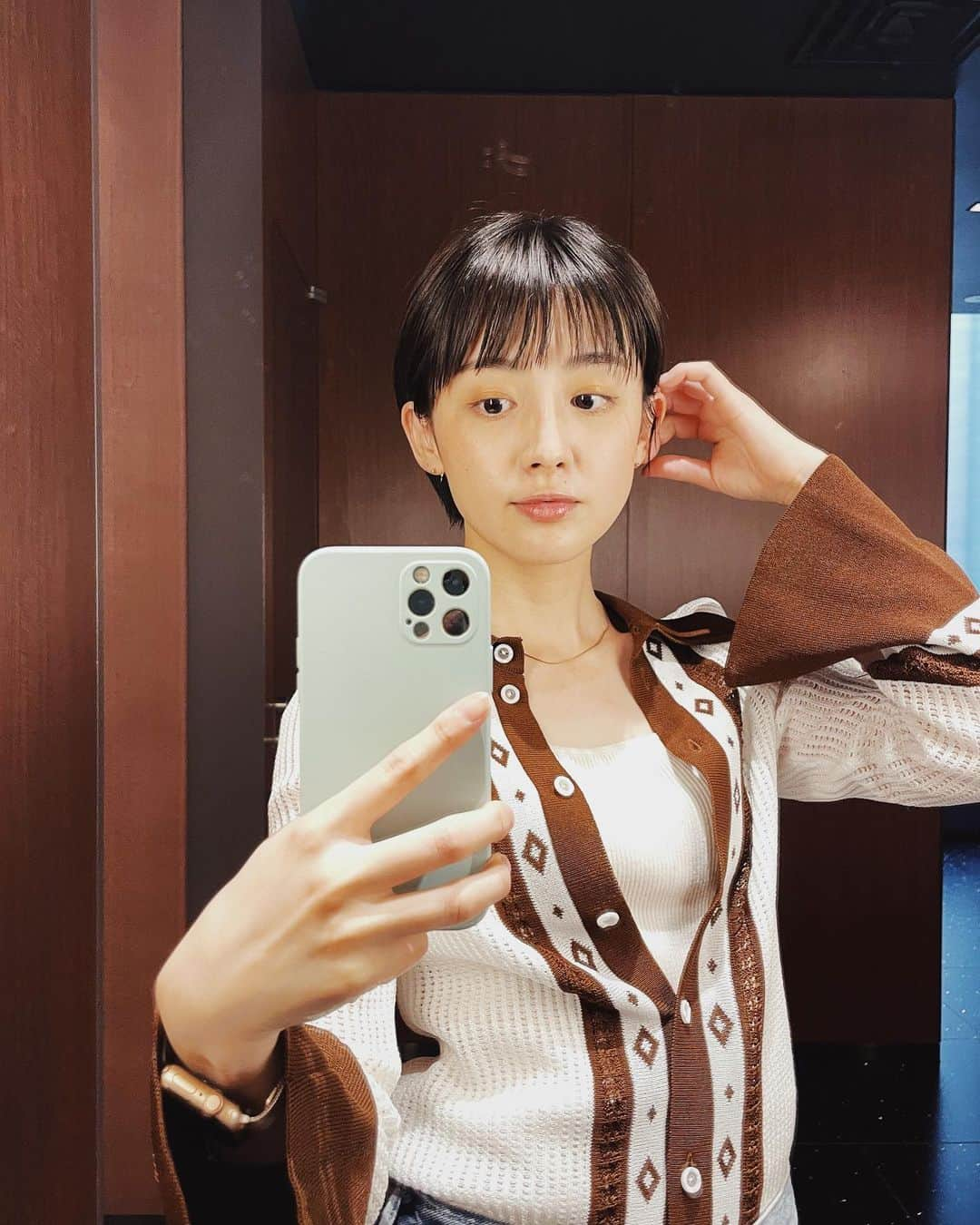 宮司愛海さんのインスタグラム写真 - (宮司愛海Instagram)「衝動に負けました。 さようなら、前髪。 こんにちは、心なしか明るく見える世界。笑  #ぱっつん #✂️💇‍♀️」6月1日 23時56分 - manami_miyaji