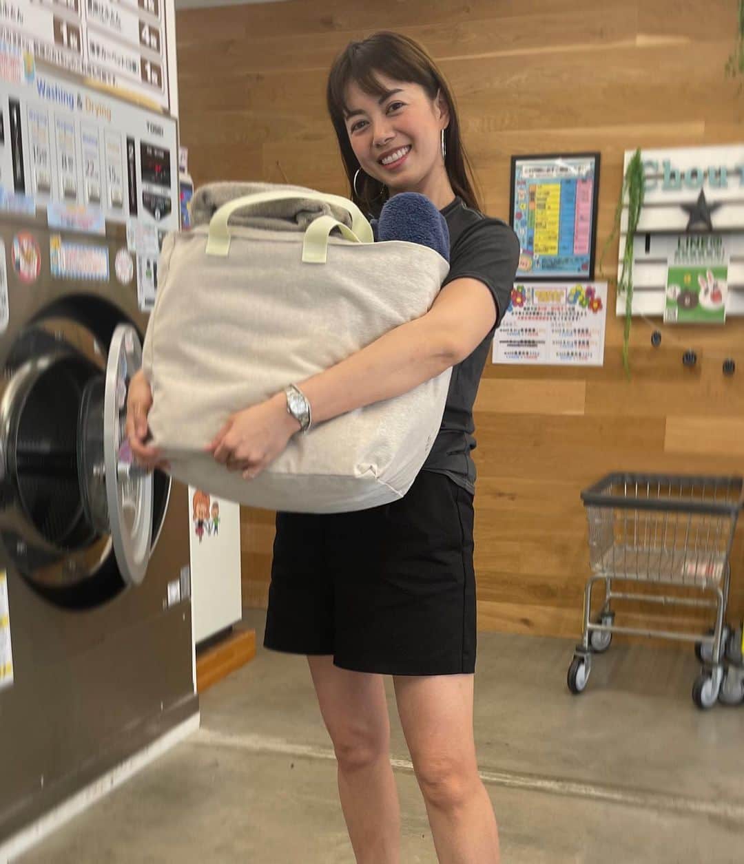 中林美和さんのインスタグラム写真 - (中林美和Instagram)「まさかの洗濯機が壊れて、 初めてのコインランドリー🌀  使い勝手が分からず悪戦苦闘しましたが、 1時間で厚手のオーガニックタオルまでふわふわに！ すごーい！」6月2日 9時40分 - miwanakabayashi