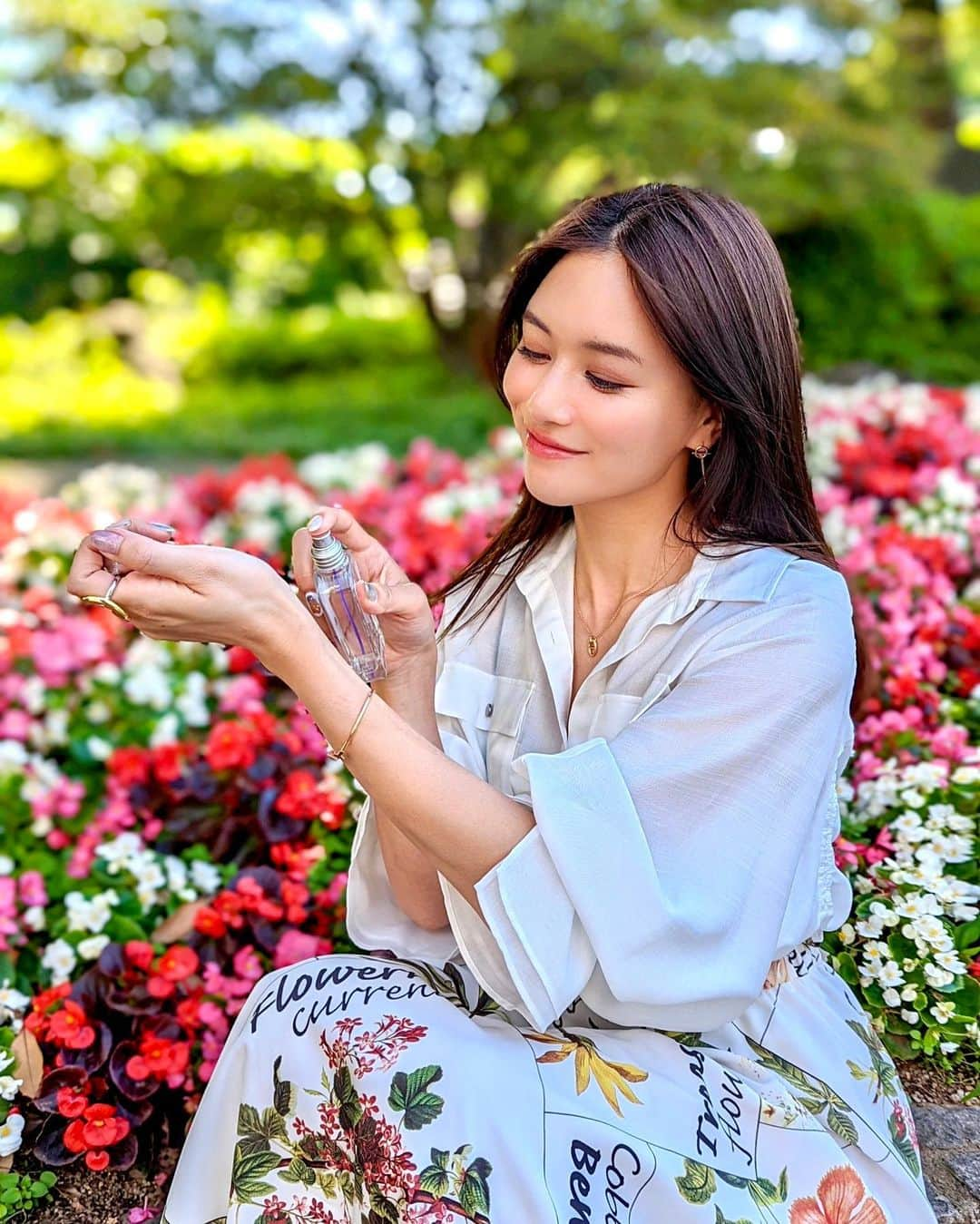 石井里奈さんのインスタグラム写真 - (石井里奈Instagram)「こんにちは💛 . 大好きなロクシタンから、ホワイトラベンダーシリーズ　ホワイトラベンダー オードトワレが昨日限定発売したので早速使い始めたよ🥰✨ ラベンダーの香り大好きで、甘すぎずホッと優しく包み込んでくれるような癒しの香り💕 . ラベンダーなのに白！？って思うと思うんだけど、このホワイトラベンダーシリーズは、植物多様性保護の観点で青いラベンダーを守るために生まれたシリーズなんだって!🥺💕 . ロクシタンが誕生したプロヴァンスといえばラベンダー🌷そのラベンダーが今、危機にさらされていて、 それを守るために生まれたのがこの「ホワイトラベンダー」なのだとか🥹❣️ . それにロクシタンって長年CSR活動やっててすごいよね! 地道に取り組んでいるイメージがある！ロクシタンの空き容器を店舗で回収してリサイクルしてくれてたりするのよ🥹あとは製品ほぼ全てに点字があったり👏 . 今プロヴァンスに旅行行きにくい分この香水で少しでも気分に浸れたら💕午後も頑張りましょ💛 . #ロクシタン #白いラベンダー #サスティナブル #sdgs #loccitanepr #香水 #フレグランス #fragrance #fragrancelover #fragrancecollection #loccitane #ラベンダー #lavender #癒し #お花 #リラックス #花 #花畑 #provance #プロヴァンス #お花畑 #おすすめギフト #ギフト #プレゼント #present #いい香り #香り #香りのある暮らし #バッグの中身 #フランス」6月2日 12時17分 - ri7tin1025