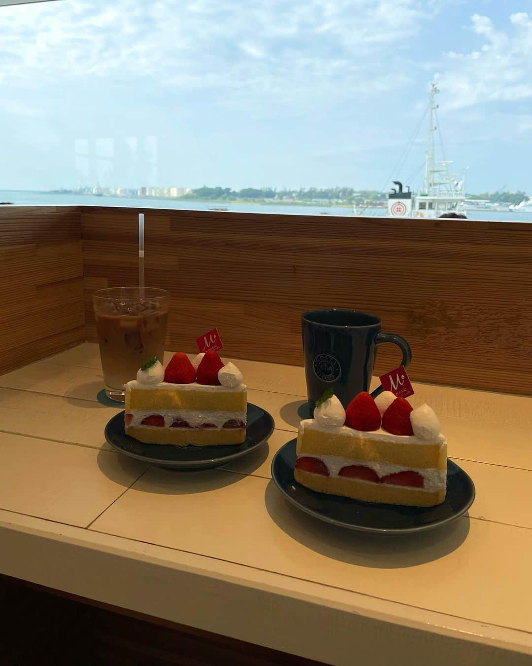 宮崎由加さんのインスタグラム写真 - (宮崎由加Instagram)「金沢港クルーズターミナル🚢⚓️ ⁡ 母と2人で気になっていた場所へ🌿 展望デッキは風が心地よくて癒しだった〜！ ⁡ 2階にある「海の食堂 Bay Arce」は どの席からも海が見えるいい眺め✨ 大好きなメープルハウスのケーキが美味しすぎた🤤🤤 ⁡ #宮崎由加 #金沢港クルーズターミナル #金沢観光  #海 #港 #メープルハウス #金沢ケーキ」6月2日 13時19分 - yuka_miyazaki.official