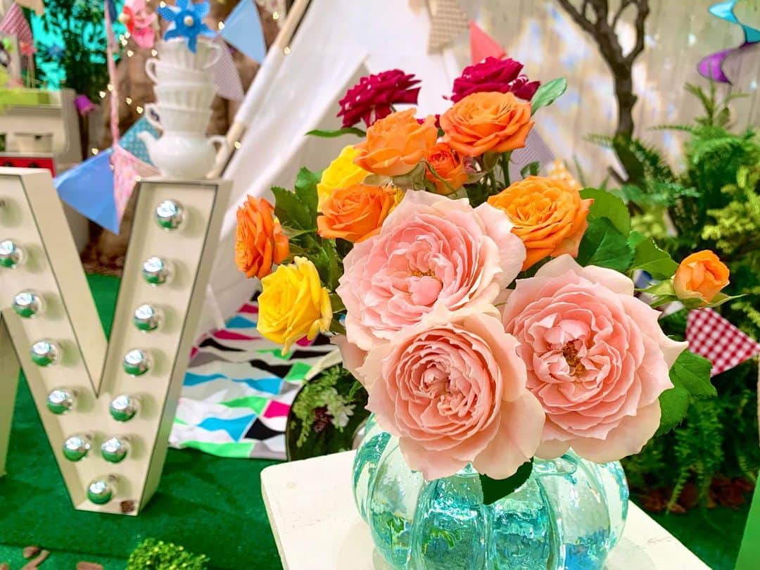 速水里彩さんのインスタグラム写真 - (速水里彩Instagram)「🌹🌹🌹  きょうは#ローズの日 #愛と感謝を伝える日 ❣️  スイッチ！のスタジオには "ローズ"に合わせて62本のバラ✨ 色鮮やかでとっても綺麗で なんとも優雅な香りがしました..🥰  . #🌹 #🌹🌹 #🌹🌹🌹」6月2日 14時40分 - hayami.risa