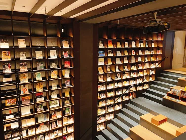 七海さんのインスタグラム写真 - (七海Instagram)「京都でほんっっっとにまた行きたい、長期滞在したいホテルに出会いました🥰 ・ TUNE STAY KYOTO✨✨ ・ 入り口入るとすぐにものすごい数の本と大きな本棚があって日常離れした素敵空間が！ (2.3枚目参照) ・ お部屋もシンプルで綺麗なくつろぎ空間🌷 ・ フロント横にはクラフトジンバーがあり、飲み比べセットを相談しながら注文したりもできます🍸 クラフトジンって初めてで戸惑いだったけど飲み進めるとどんどん美味しく感じて全て飲み終わる頃にはもっと色んなの飲んでみたい！ってなってた😂 ・ そして21:00〜と22:30〜ショートフィルムの上映もあってそれを観ながらお酒を楽しむこともできる👀 ・ 今回は1泊だけしたのだけど 余裕があればもっと泊まっていたい、本当に日常を忘れてゆるり過ごせる素敵なところでした🥰 ・ 駅からも近いし絶対また行きたい〜！！ ・ ・  PR @tune_stay_kyoto #泊まれる本屋 #ライフスタイルホテル #京都暮らし #ワーケーション #テレワーク #ホテル暮らし #tunestaykyoto #京都ホテル」6月2日 14時46分 - nanami_bwmg