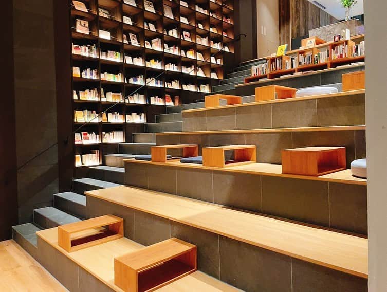 七海さんのインスタグラム写真 - (七海Instagram)「京都でほんっっっとにまた行きたい、長期滞在したいホテルに出会いました🥰 ・ TUNE STAY KYOTO✨✨ ・ 入り口入るとすぐにものすごい数の本と大きな本棚があって日常離れした素敵空間が！ (2.3枚目参照) ・ お部屋もシンプルで綺麗なくつろぎ空間🌷 ・ フロント横にはクラフトジンバーがあり、飲み比べセットを相談しながら注文したりもできます🍸 クラフトジンって初めてで戸惑いだったけど飲み進めるとどんどん美味しく感じて全て飲み終わる頃にはもっと色んなの飲んでみたい！ってなってた😂 ・ そして21:00〜と22:30〜ショートフィルムの上映もあってそれを観ながらお酒を楽しむこともできる👀 ・ 今回は1泊だけしたのだけど 余裕があればもっと泊まっていたい、本当に日常を忘れてゆるり過ごせる素敵なところでした🥰 ・ 駅からも近いし絶対また行きたい〜！！ ・ ・  PR @tune_stay_kyoto #泊まれる本屋 #ライフスタイルホテル #京都暮らし #ワーケーション #テレワーク #ホテル暮らし #tunestaykyoto #京都ホテル」6月2日 14時46分 - nanami_bwmg