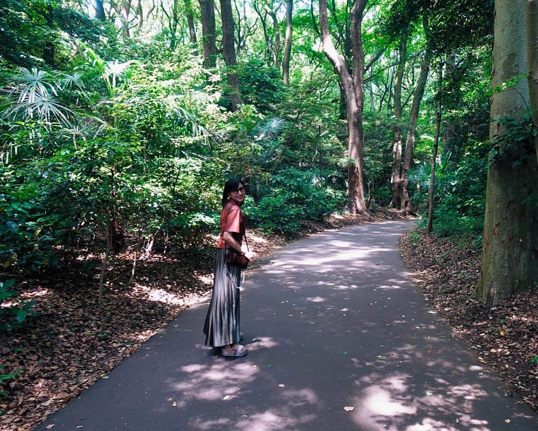 浅田舞さんのインスタグラム写真 - (浅田舞Instagram)「🌏🌳⛩✨🧚🏼‍♀️  爽やかにお散歩するはずが 暑過ぎて汗だくでした🌞 𝟲月も頑張りましょうね!」6月2日 15時31分 - asadamai717