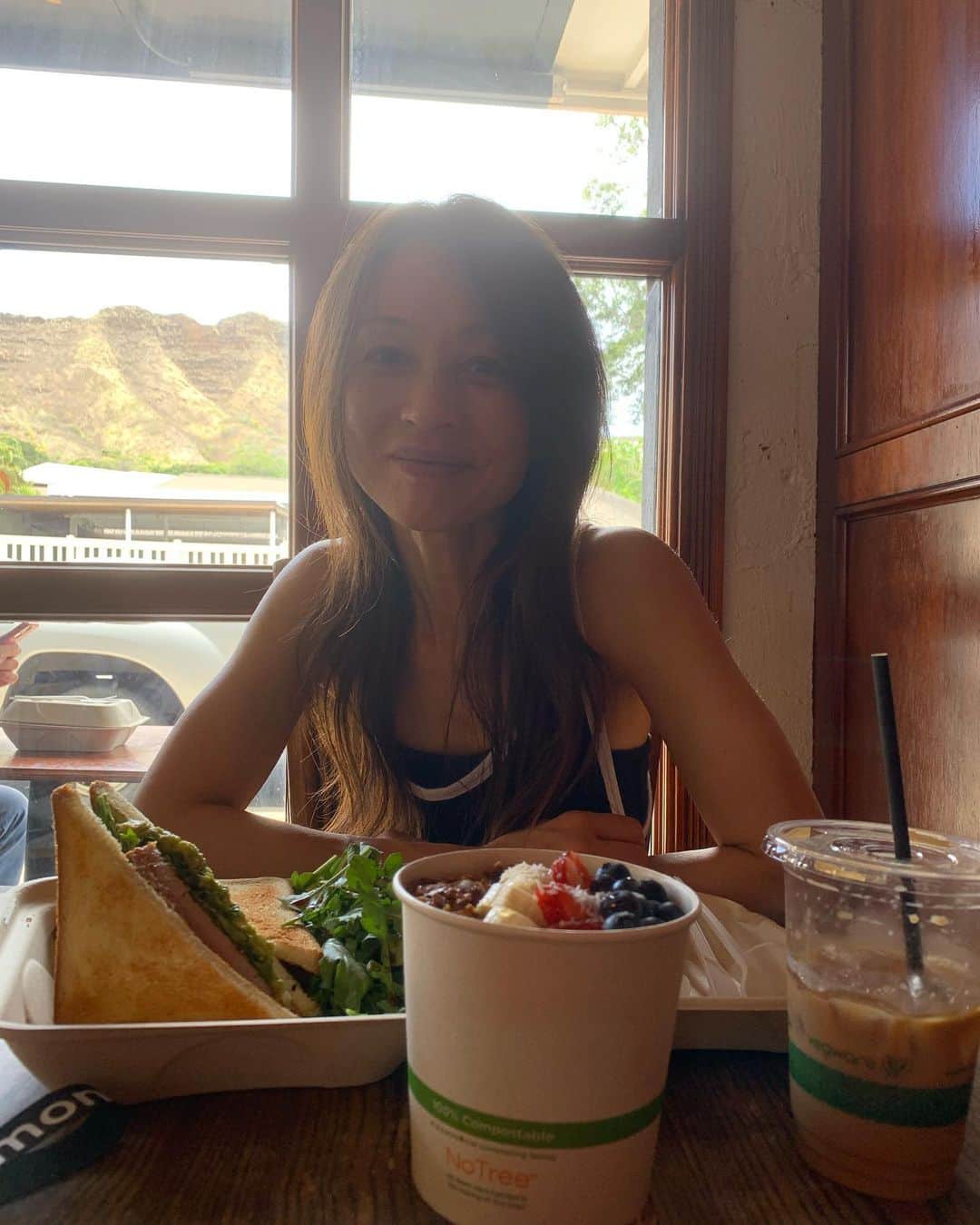 花田美恵子さんのインスタグラム写真 - (花田美恵子Instagram)「ハワイに着いて最初に食べたかったのは @ars.cafe のSuper Green Bowl 💚 ケールや抹茶、スピルリナがバランス良く入っていて イメージは緑色のアサイボウルって感じです🥣  ダイヤモンドヘッドをバックに 昔からこの席がお気に入りでした  昨年ハワイに来た時は ワクチン証明を提示しないと お店で食べることが出来ないくらい まだまだ厳しい状況でしたが  今回は 証明書も、マスクも無しで お店でいただくことができました😊  私は数日後にまたPCR検査が待っているので お食事のとき以外はマスクをして過ごします😷  #hawaii #hawaiilife #branch #cafe #kale #matcha #spirulina #healthyfood  #eatin #yummy #ハワイ #カフェ #ヘルシー #コーヒーも美味しいです」6月2日 17時04分 - hawaiimieko