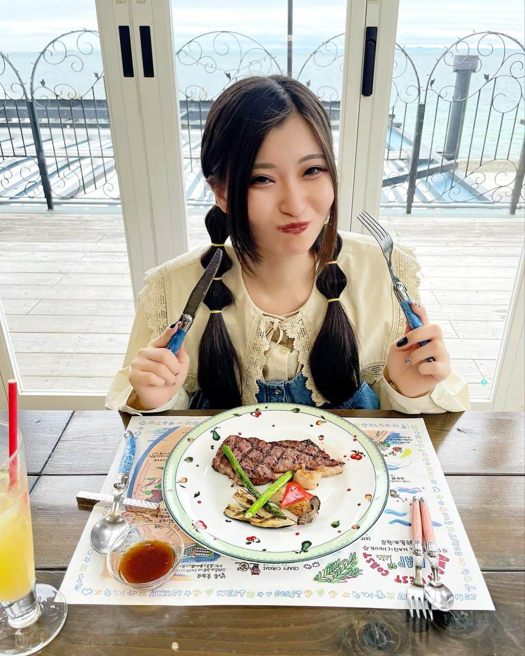 葦原海さんのインスタグラム写真 - (葦原海Instagram)「#兵庫  \\ ちょい旅に最適✨楽しい × 癒しの絶景レストラン // 　　 📍オーシャンテラス ( @oceanterraceawaji ) ※最後動画あり 　 ここはコース料理にすると メインのお肉を自分で焼く セルフローストを体験することが できるお店なんだよ〜🥩🔥 　 もちろんシェフ👨‍🍳に焼いてもらう シェフローストも選べるからお好みで✨ 　 　 コース以外にも色々なメニューがあって 店内も広々ゆったりしているし、 目の前は海が見えるオーシャンビュー🌊 　 淡路島で取れた野菜も新鮮で美味しいし お店自慢のカレーも美味しかった🍛！ 　 　 子連れでも車椅子でも 過ごしやすい空間だったよ〜🌼 　 詳しくはYouTubeにも動画あるよ\❤︎/   　 📷⇨2022年4月中旬   【詳細】 営業 ☀️11:30-15:30 (🍽L.O. 14:00)(🍹L.O.15:00) 🌙17:00-21:00 (🍽L.O. 20:00) (🍹L.O.20:30) 定休日／木曜日・祝日は営業 　　 予算 3000円〜 ☑︎ 写真は淡路牛メインのコース/5,400円〜   🚗アクセス 神戸三宮から高速バス(680円) 淡路ICから無料シャトルバス有り。 私は車で行ってお店前の駐車場利用。     ♿︎❤︎レポ 建物3階にレストラン、エレベーターあり。 フロアフラット、テーブル席で 椅子を外してもらって利用したよ☺️ 多目的トイレも同じフロアにあり。   . . . pr #淡路島 #淡路島旅行 #淡路島観光  #淡路島グルメ #淡路島カフェ #オーシャンテラス  #淡路島西海岸 #国内旅行 #子連れ旅行」6月2日 18時24分 - myu_ashihara