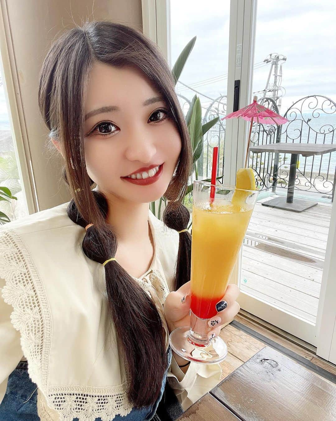 葦原海さんのインスタグラム写真 - (葦原海Instagram)「#兵庫  \\ ちょい旅に最適✨楽しい × 癒しの絶景レストラン // 　　 📍オーシャンテラス ( @oceanterraceawaji ) ※最後動画あり 　 ここはコース料理にすると メインのお肉を自分で焼く セルフローストを体験することが できるお店なんだよ〜🥩🔥 　 もちろんシェフ👨‍🍳に焼いてもらう シェフローストも選べるからお好みで✨ 　 　 コース以外にも色々なメニューがあって 店内も広々ゆったりしているし、 目の前は海が見えるオーシャンビュー🌊 　 淡路島で取れた野菜も新鮮で美味しいし お店自慢のカレーも美味しかった🍛！ 　 　 子連れでも車椅子でも 過ごしやすい空間だったよ〜🌼 　 詳しくはYouTubeにも動画あるよ\❤︎/   　 📷⇨2022年4月中旬   【詳細】 営業 ☀️11:30-15:30 (🍽L.O. 14:00)(🍹L.O.15:00) 🌙17:00-21:00 (🍽L.O. 20:00) (🍹L.O.20:30) 定休日／木曜日・祝日は営業 　　 予算 3000円〜 ☑︎ 写真は淡路牛メインのコース/5,400円〜   🚗アクセス 神戸三宮から高速バス(680円) 淡路ICから無料シャトルバス有り。 私は車で行ってお店前の駐車場利用。     ♿︎❤︎レポ 建物3階にレストラン、エレベーターあり。 フロアフラット、テーブル席で 椅子を外してもらって利用したよ☺️ 多目的トイレも同じフロアにあり。   . . . pr #淡路島 #淡路島旅行 #淡路島観光  #淡路島グルメ #淡路島カフェ #オーシャンテラス  #淡路島西海岸 #国内旅行 #子連れ旅行」6月2日 18時24分 - myu_ashihara