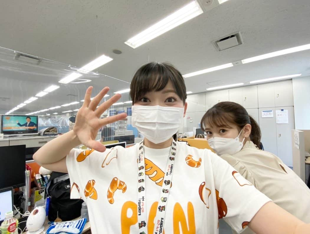 島津咲苗さんのインスタグラム写真 - (島津咲苗Instagram)「なぐもぐもぐが なぐもぐもぐらしい 服を着ていました🍞 (もう、服にしか目がいかん〜🤣)  このあとロケだったみたいです。 たくさん食べたかな🫣笑 . . #メーテレ #アナウンサー #南雲穂波 #島津咲苗 #なぐちゃん #正真正銘の #パン好き #メーテレアナウンサー #ドデスカ #1994年生まれ #実は同い年」6月2日 19時36分 - sanae_shimazu