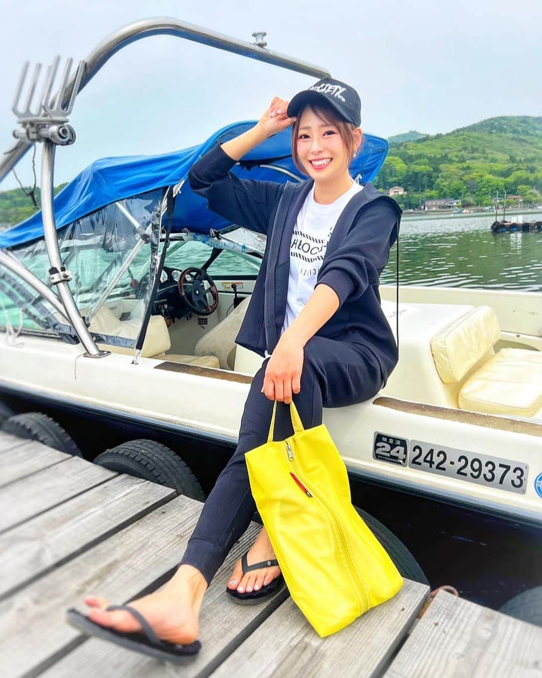 りほさんのインスタグラム写真 - (りほInstagram)「そろそろ海の季節❤️🏖 水遊びの時はマリンシューズとかビーサンちゃんと持っていかないとねっ😆  最近GETして使ってよかったアイテムpack allのシューズケース💙👟  防水機能があって軽くて重宝するシューズケース✨ 山とか海行くと靴とか汚れるからこの防水機能は絶対ほしいやつ🥺布とかと違って汚れても拭けるから泥とか土ついてても安心して使える💕  めっちゃ軽いから持ち運び便利😍かさばらないから靴出した後も助かってる🤣旅行とか遠いところアウトドア行く時やジムなどシーンを選ばず靴の持ち運びに使ってます☺️  デザインもシンプルでカラーも全5色！💕 カラフルなの可愛くてRIHOは何色か持って色で使い分けてるよー✨😆  ちなみに匂いも防いでくれる🫢笑  さて！アウトドアするのにいい季節になってきたぞー❤️😆  #packall #シューズバック　#アウトドア　#アウトドア女子　#outdoor #アウトドアグッズ　#Waterproof #防水　#PR #outdoorgirl #アウトドアグッズ　#outdoorlife #防水バッグ #海遊び　#山遊び　#マリンシューズ　#マリンスポーツ　#marinesports #ウェイクボード　#ウェイクサーフィン　#surfing #wakeboard #wakesurfing #surfgirl #marine #スニーカー女子」6月2日 19時39分 - ri1ho