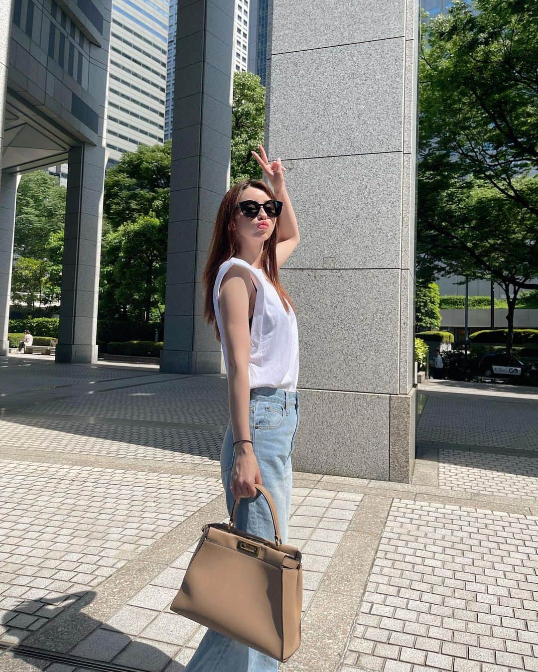 ダレノガレ明美さんのインスタグラム写真 - (ダレノガレ明美Instagram)「私服✌︎ CAROME.の日焼け止めで体も顔も 日焼け対策抜群🌞 シンプルにしたけど、顔が濃くて何かギャルになりましたー🫦」6月2日 19時52分 - darenogare.akemi