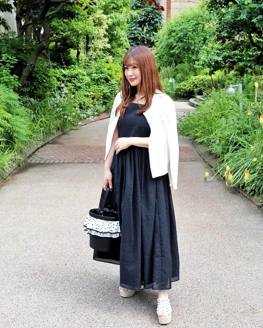 森下まいさんのインスタグラム写真 - (森下まいInstagram)「#cardigan @caprino_jp  #dress @tsurubymarikooikawa  #bag @setsuko_sagittaire  #shoes @mercuryduo_com   パフスリーブが可愛いCAPRÏNOのカーディガンは、 コンパクトな丈と身幅でバランスが絶妙🥰 型が崩れにくく縮まない加工が施されてるらしく、 自宅で手洗い出来ちゃう嬉しいやつ🫢❣️ ワンポイントの🐝さんも可愛い〜🥰  #mai153 #153cm #153cmコーデ  #Sサイズコーデ #Sサイズ #おちび #おちびコーデ　　 #ootd #fashion #coordinate  #fashionblogger #コーディネート　#小柄コーデ　#ファッション　 #caprino #カプリーノ」6月2日 19時56分 - mai_morishita