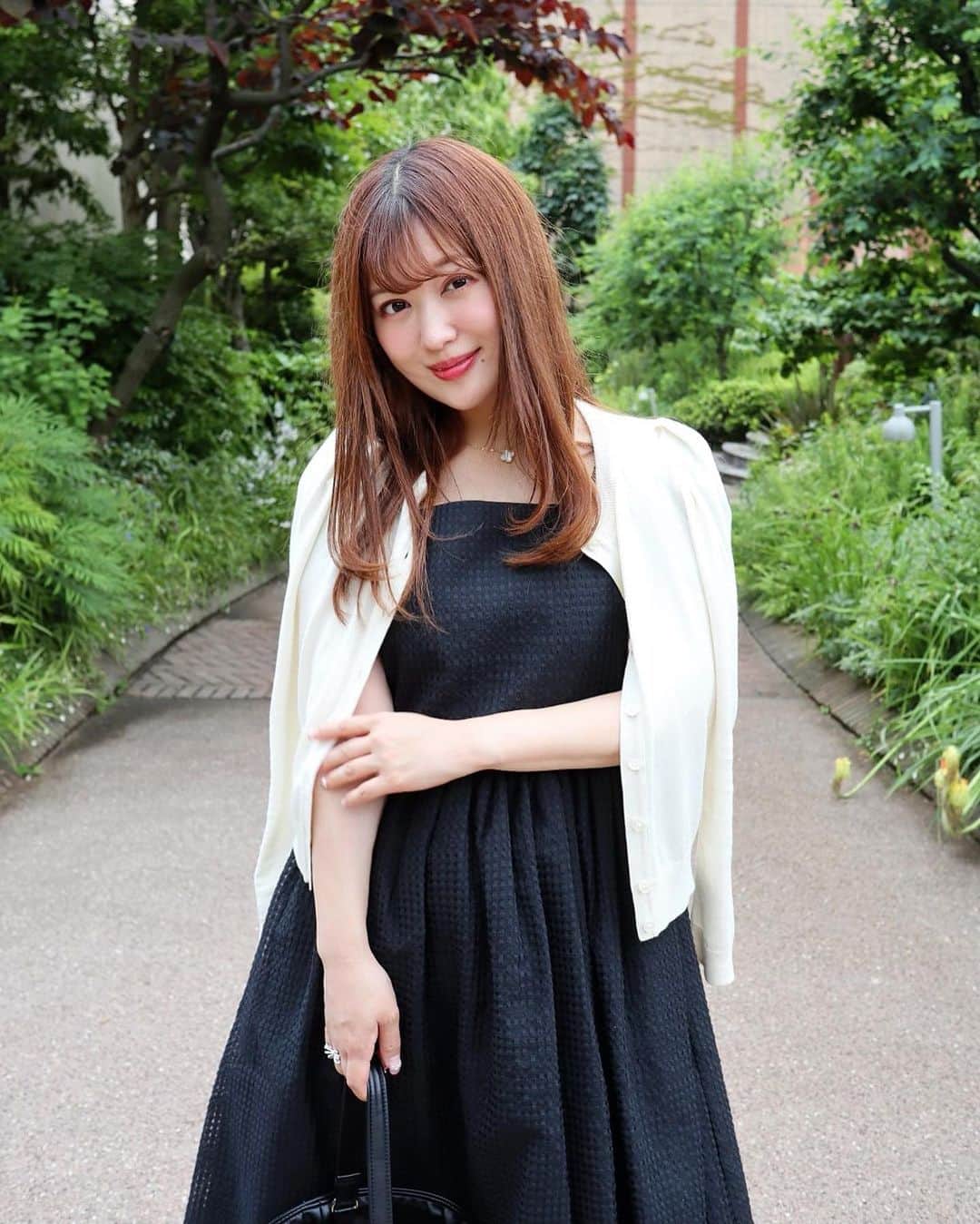 森下まいさんのインスタグラム写真 - (森下まいInstagram)「#cardigan @caprino_jp  #dress @tsurubymarikooikawa  #bag @setsuko_sagittaire  #shoes @mercuryduo_com   パフスリーブが可愛いCAPRÏNOのカーディガンは、 コンパクトな丈と身幅でバランスが絶妙🥰 型が崩れにくく縮まない加工が施されてるらしく、 自宅で手洗い出来ちゃう嬉しいやつ🫢❣️ ワンポイントの🐝さんも可愛い〜🥰  #mai153 #153cm #153cmコーデ  #Sサイズコーデ #Sサイズ #おちび #おちびコーデ　　 #ootd #fashion #coordinate  #fashionblogger #コーディネート　#小柄コーデ　#ファッション　 #caprino #カプリーノ」6月2日 19時56分 - mai_morishita