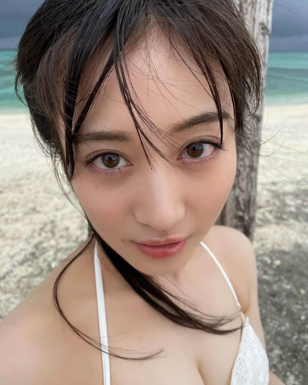 川上千尋さんのインスタグラム写真 - (川上千尋Instagram)「沖縄 ナガンヌ島🏝  このブランコ最高でした！！  このあと大雨予報だったので 背景は曇天ですが なんかそれが神秘的で綺麗…😌  GIRLS-PEDIA2022 SPRING 発売中です☺️☝🏻  写真集なのか！？ ってくらいボリュームたっぷり！  皆さんGIRLS PEDIAをみて 一足お先に夏をお楽しみ下さい☀️  #GIRLSPEDIA #沖縄  #日帰り沖縄 #ナガンヌ島  #無人島 #楽しかった  #強風に吹かれて  #誌面でも前髪 #大暴れ」6月2日 20時29分 - this_chihhi