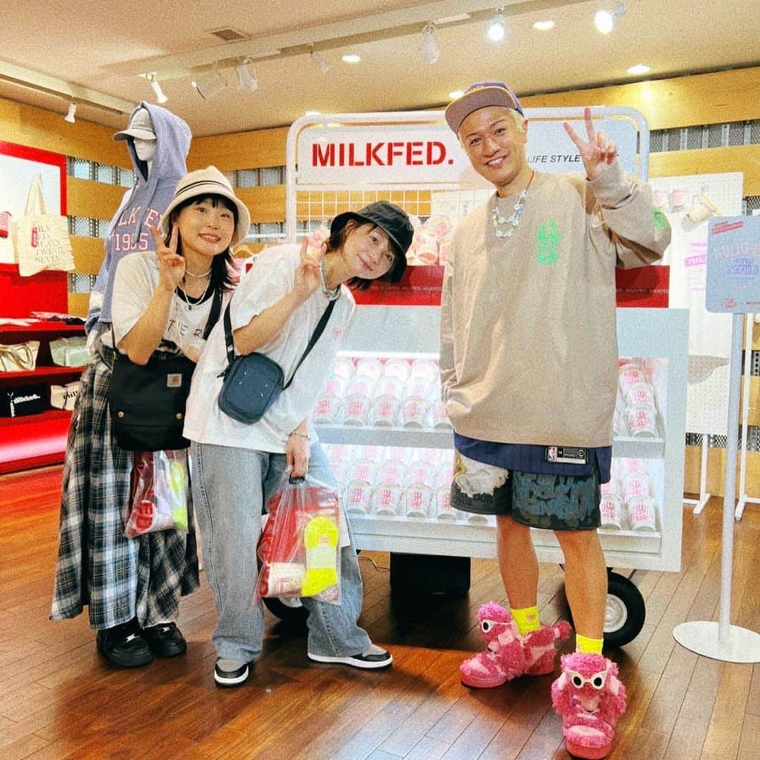 真奈さんのインスタグラム写真 - (真奈Instagram)「今日はまどかさんと @milkfedjp @silasandmariajp  の展示会へ〜🥰  照屋さんとはいつも沖縄で 会うから変な感じがしました🌴  かわいい冬服を注文したんだけども 全部青だったよ☺️（笑）  そんでお仕事のあとに 小島が久しぶりに お家来てくれた🏠 今日もいい日🍀  #milkfed #silas #小島 #libertyforce #♡︎」6月2日 20時43分 - manatmnt0116