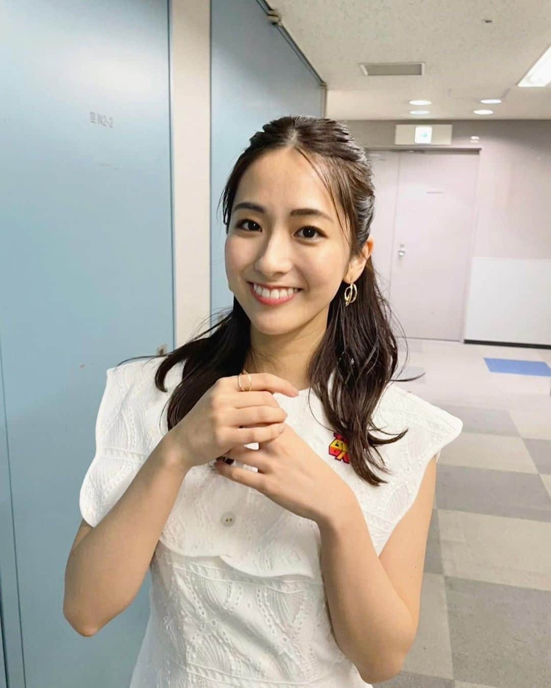 田村真子さんのインスタグラム写真 - (田村真子Instagram)「☝️  明日金曜夜8時〜はザ・ベストワン2時間SPです！🧡 今回も大笑い、くっきーさんやミキさんを始めラヴィット！でもお世話になってる芸人さんたちのネタが満載です🙋‍♀️ 一緒に大笑いしましょう！  衣装 one-piece  Her lip to accessory  SIENA ROSE  #ザベストワン」6月2日 20時56分 - tamura_mako_