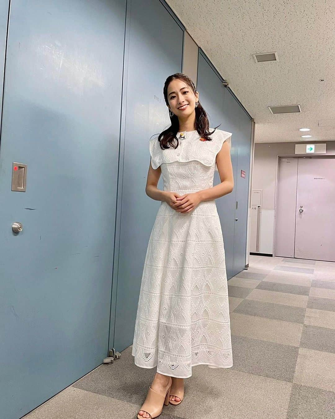 田村真子さんのインスタグラム写真 - (田村真子Instagram)「☝️  明日金曜夜8時〜はザ・ベストワン2時間SPです！🧡 今回も大笑い、くっきーさんやミキさんを始めラヴィット！でもお世話になってる芸人さんたちのネタが満載です🙋‍♀️ 一緒に大笑いしましょう！  衣装 one-piece  Her lip to accessory  SIENA ROSE  #ザベストワン」6月2日 20時56分 - tamura_mako_