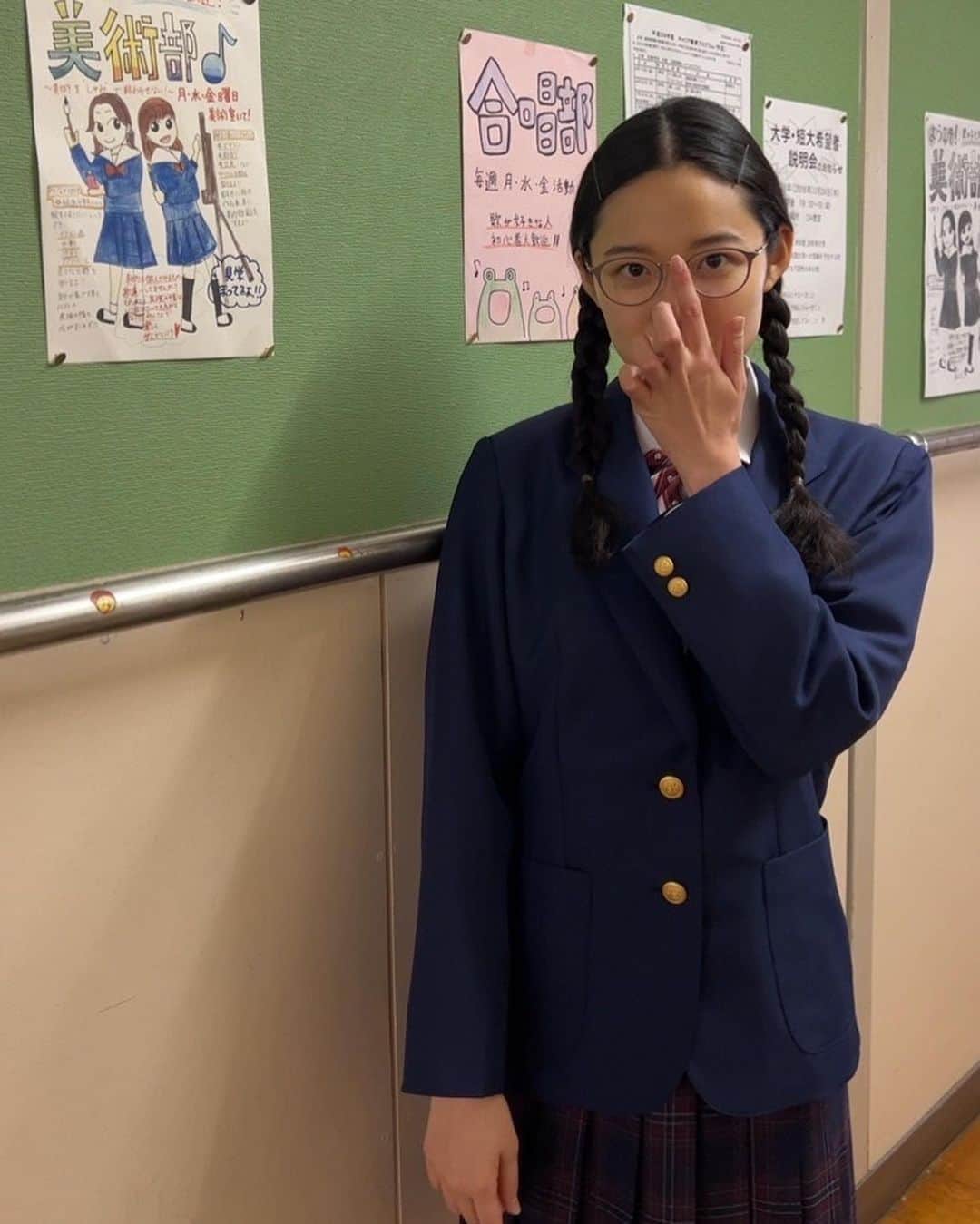 藤野涼子さんのインスタグラム写真 - (藤野涼子Instagram)「👓 警視庁・捜査一課長は、いかがでしたでしょうか？？  　久しぶりに学校に行って、制服を着て、懐かしさに浸ってました。 テンションが上がってマネージャーと一緒にパシャパシャ写真撮ってました☺️ #警視庁捜査一課長」6月2日 21時00分 - ryoko_fujino_official