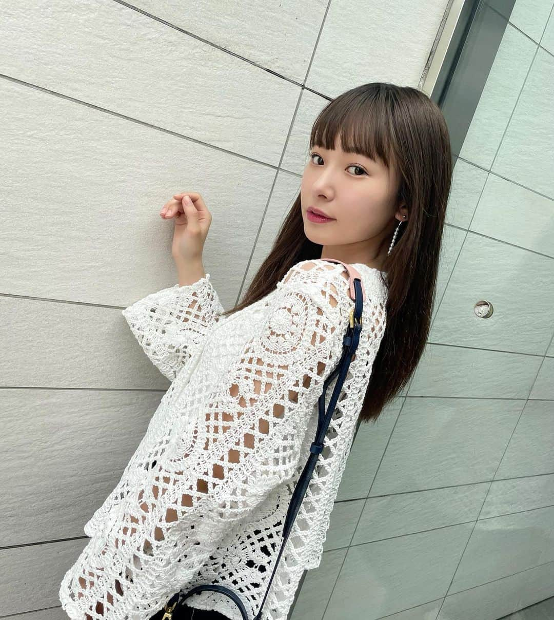 西川瑞希（みずきてぃ）さんのインスタグラム写真 - (西川瑞希（みずきてぃ）Instagram)「一目惚れしたおNEWのバッグを持ってお仕事へ❤︎スペイン製のブランドのものなんだけど配色もかわいいし、開けた時の中の柄までかわいくってパカっとする度ワクワクしちゃうデザイン🕊  👜 @paris64world Prismatic Ultramarine & Hunter Green  さりげなくポイントになるサイズ感も◎可愛いものとか、良かったよ〜ってものは見つけるとすぐみんなに共有したくなっちゃう✨  #newbag #bag #fashion #summerfashion #バッグ #ベージュ #ファッション #夏コーデ #オトナ女子 #大人スタイル #コーデ #私服 #お仕事コーデ #きれいめコーデ」6月2日 21時05分 - mizuki_nishikawa_