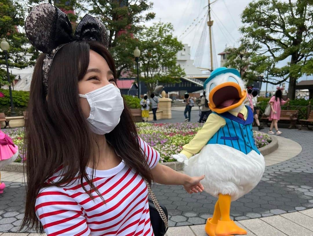 山尾梨奈さんのインスタグラム写真 - (山尾梨奈Instagram)「〻 キャラクターを見つけると どんなに急いでても足が止まっちゃう！ みんな本当にかわいいね🥹🫶. . . #disney #tokyodisneysea #tokyodisneyresort #東京ディズニーシー #東京ディズニーリゾート #ディズニーシー #ケープコッド #ミスバニー #とんすけ #アメリカンウォーターフロント #プルート #メディテレーニアンハーバー #ピノキオ #ジミニー #ジミニークリケット #ドナルド #ドナルドダック #デイジー #デイジーダック #マーメイドラグーン #グリーティング #キャラクターグリーティング #キャラグリ #ディズニーグリーティング」6月2日 21時18分 - yamarina_1210