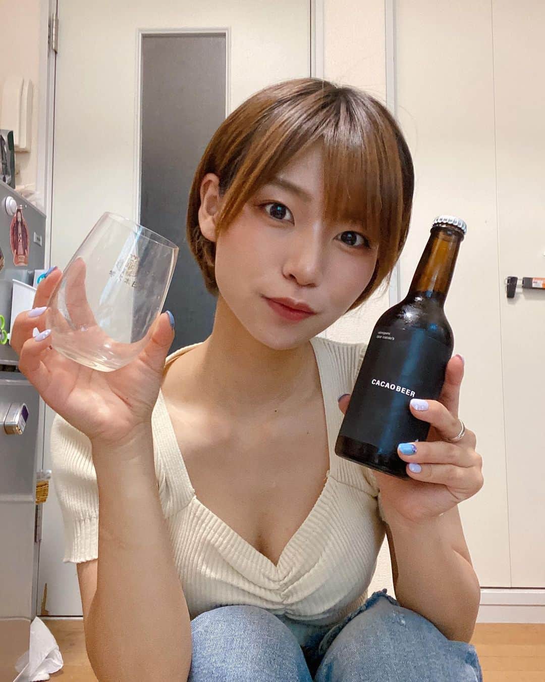 小坂田純奈さんのインスタグラム写真 - (小坂田純奈Instagram)「今日のビール☺️💓 なんか今日顔がシュッとしてない？！  飲んだのがカカオビールなんだけど、めためた美味しかった！！  めちゃカカオ味なのに、ビールの苦味が合わさってて最高すぎた、、 縁結びの意味もあるらしくて、贈り物にぴったり🥰  本当に大根島醸造所( @daikonshima.brewery )さんのお酒全部おいしいすき  #大根島醸造所 #島根地ビール #大根島 #ビール女子 #ビール好き #ビール好き女子 #お酒好き女子 #酒好き女子」6月2日 21時33分 - official_junata