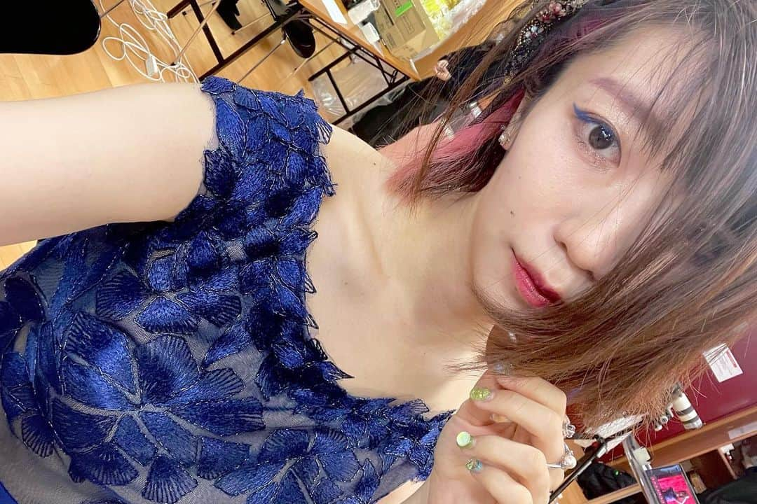 ぱいぱいでか美さんのインスタグラム写真 - (ぱいぱいでか美Instagram)「明日つまりこのあと0時ぴったりに新曲配信開始です🖤 . でか美ちゃん改名後初の新曲 『NEVER BE YOUR LITTLE GIRL』 が6/3より配信リリースされます✨✨✨ 既にライブで披露したりラジオでかけて頂いたりしていますが やっっっっと届けられるー！という気持ち！ 大好きな師匠、大森靖子さん楽曲プロデュースです💖 器用な不器用さと切なさと強さを ジャズに乗せて歌い上げております！！！！ なのでアー写も大人な感じに……😎 MVは6/3の19時にプレミア公開されます！ みんなで一緒に見ようね！ まずはこのあと0:00、配信お楽しみに！ . Vo: でか美ちゃん @paipaidekami  Drums, Piano, Organ, Tambourine: sugarbeans @sugarsugarbeans  Contrabass: 千ヶ崎学 Alto saxophone: 横田寛之 Sound Produce: 大森靖子 @omorimori  Arrangement: sugarbeans  Recording&Mixing : 大野順平 Recording Studio: Studio Sound DALI Mastering : 萩谷まきお (Perfect Music) Mastering Adviser: 冨田恭通 (Magical completer) Photographer: 真島洸  Hair&Make:稲富愛 @h.m.a.a.i  Design:淺野てつこ . #でか美ちゃん新曲 #でか美ちゃん #NEVERBEYOURLITTLEGIRL #大森靖子 さん」6月2日 22時16分 - paipaidekami