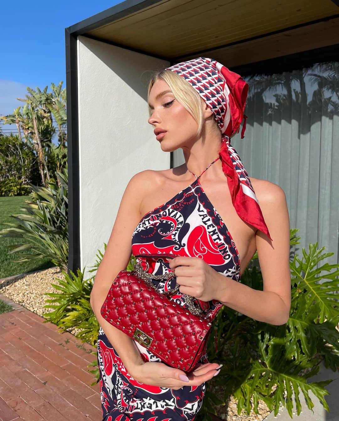 エルザ・ホスクさんのインスタグラム写真 - (エルザ・ホスクInstagram)「Fresh off the French Riviera with the chicest #valentinogaravani #rockstudspike bag @maisonvalentino ❤️」6月3日 1時34分 - hoskelsa