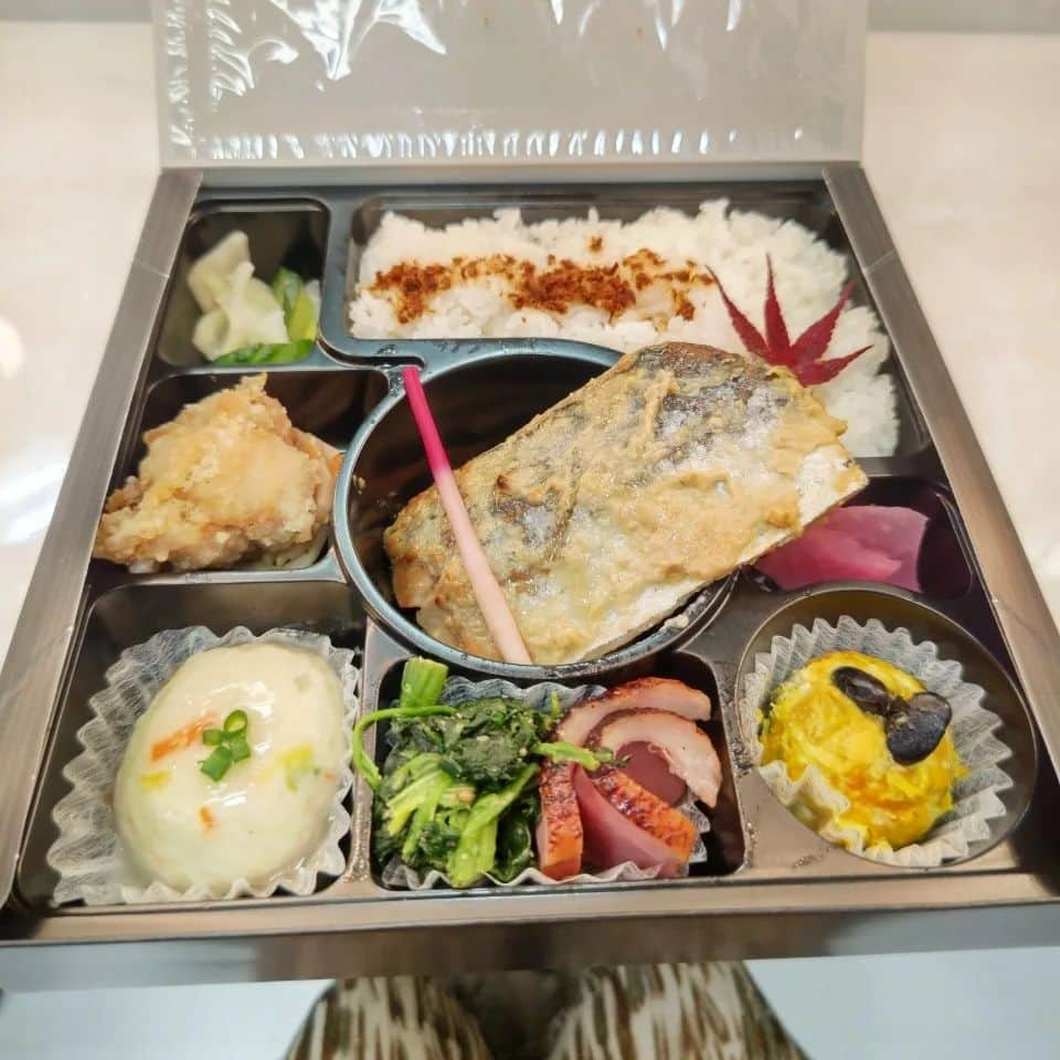 中田有紀さんのインスタグラム写真 - (中田有紀Instagram)「先日の楽屋弁当。ちょこちょこといろいろな種類が入っていて嬉しい😆 #京sanbi #京料理弁当 #鰆 #楽屋弁当」6月3日 8時35分 - akinakada0508