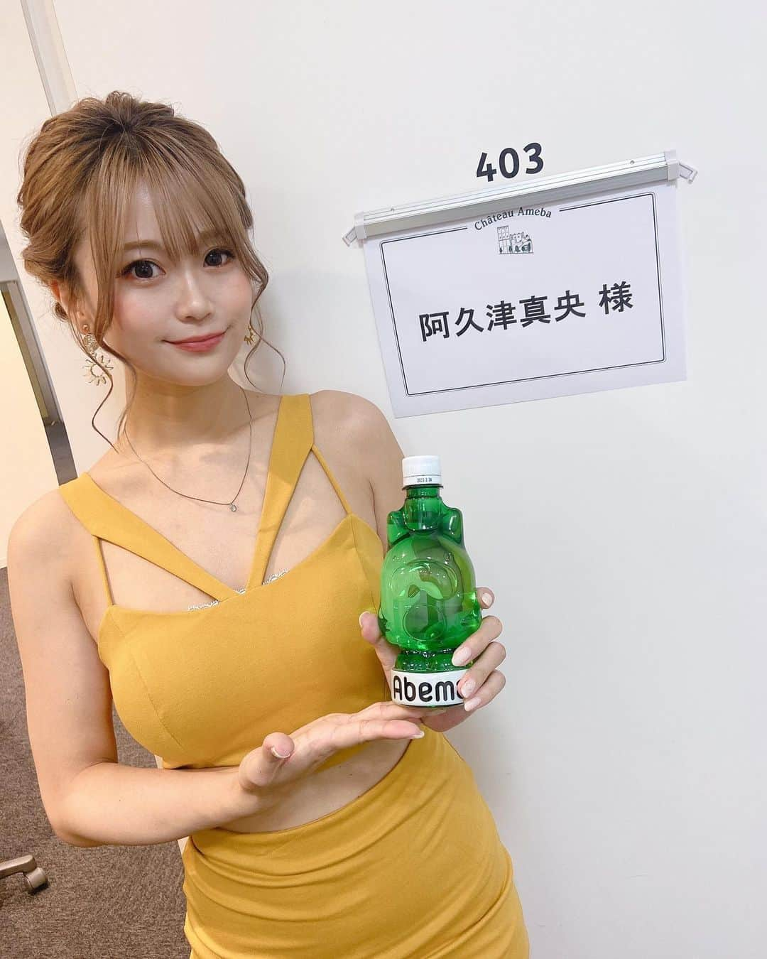 阿久津真央さんのインスタグラム写真 - (阿久津真央Instagram)「ABEMA「ミッドナイト競輪」 ゲスト出演させていただきました💛 ありがとうございました🚴‍♀️🌙 コメントもありがとうございました✨  元競輪選手の有坂さん アルコ&ピース酒井さん ぐりんぴーす落合さん 小島みゆちゃん 瀧山あかねさん みなさんと集合写真📸💓  たくさん笑った生放送でした🤣✨ みゆちゃんと酒井軍団に入団させていただきました🤣笑 アーカイブはABEMAから見れるので 見逃した方はチェックしてみてね♬  #競輪 #ウィンチケット」6月3日 11時50分 - akutsumao