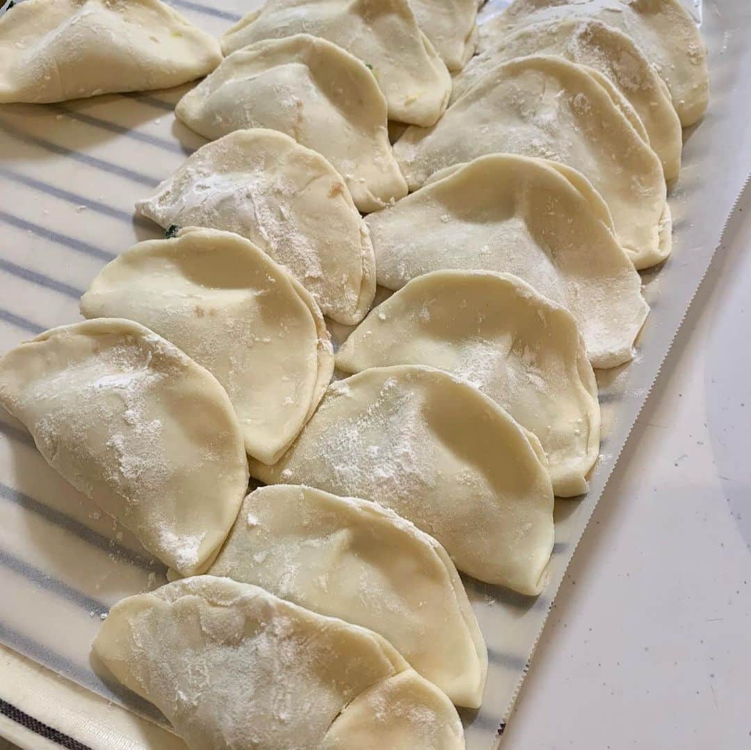 渕上沙紀さんのインスタグラム写真 - (渕上沙紀Instagram)「形は悪いけど… 家で作ってみました！ 代さんに教えていただいた水餃子🥟✨ 初めての皮から手作り。 もっちもちのぷるんぷるんで、中から白菜の旨味がじゅわ〜！！！ 最高でした😆😆😆😆👍  皮作り、体力いるけどすっごく楽しかったです😂❣️ 焼き餃子も作ってみたいなぁ〜！！  #イマナマ#楽うま #四川飯店#広島ごはん#手作り#水餃子#餃子#美味しい！」6月3日 11時59分 - saki_fuchigami